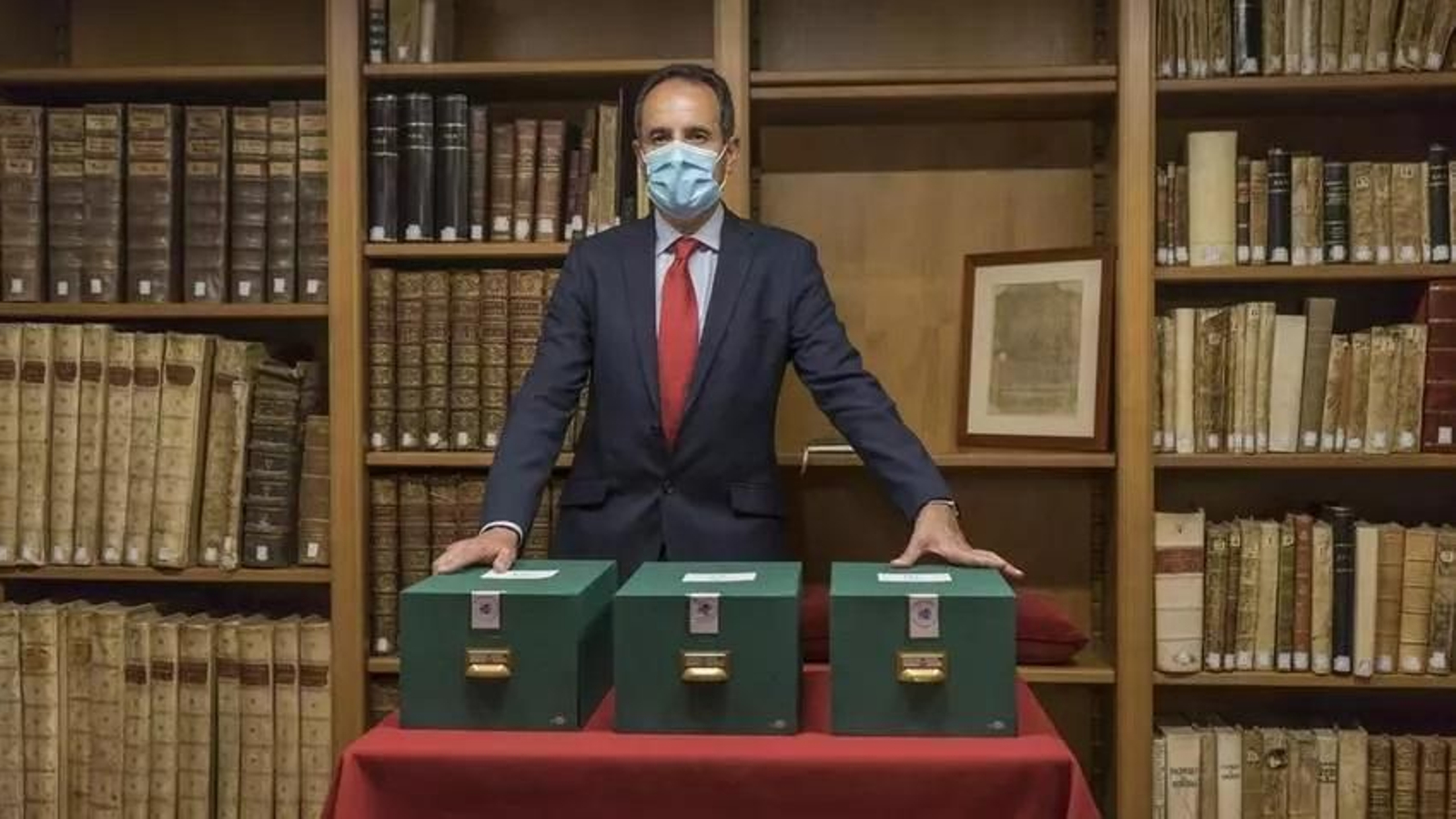 Lorente, con las cajas de los restos de Colón, que se conservan en Granada.