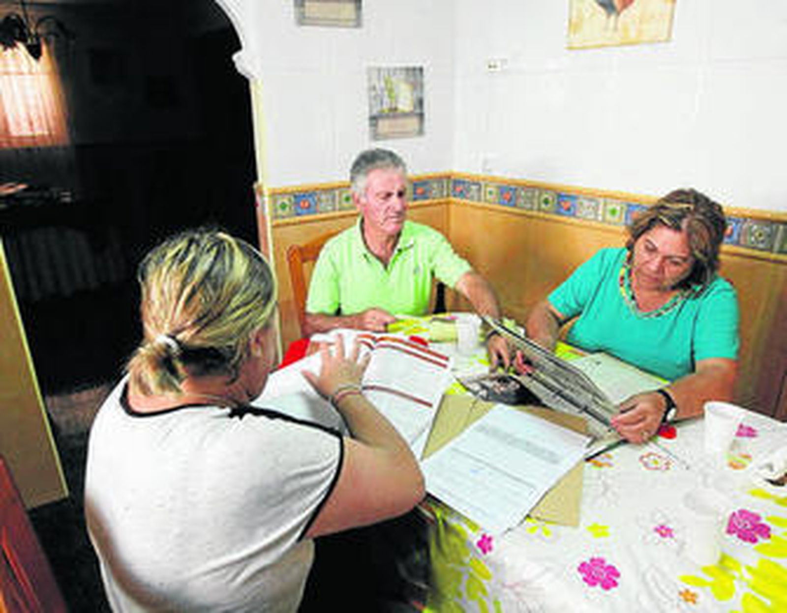 La familia Nieto ve las fotos de sus vendimias pasadas.