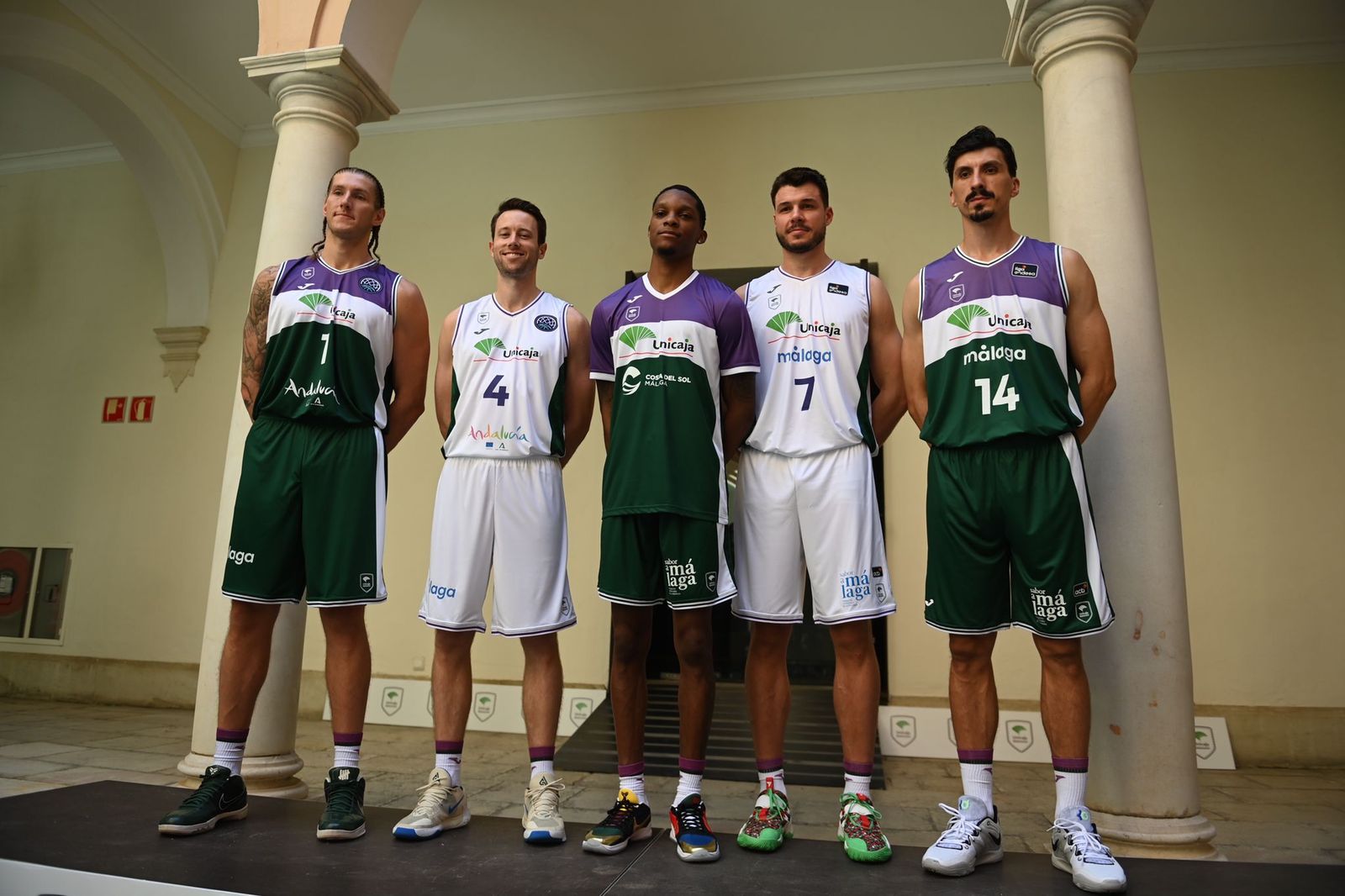 Los cinco jugadores del Unicaja con los nuevos uniformes.