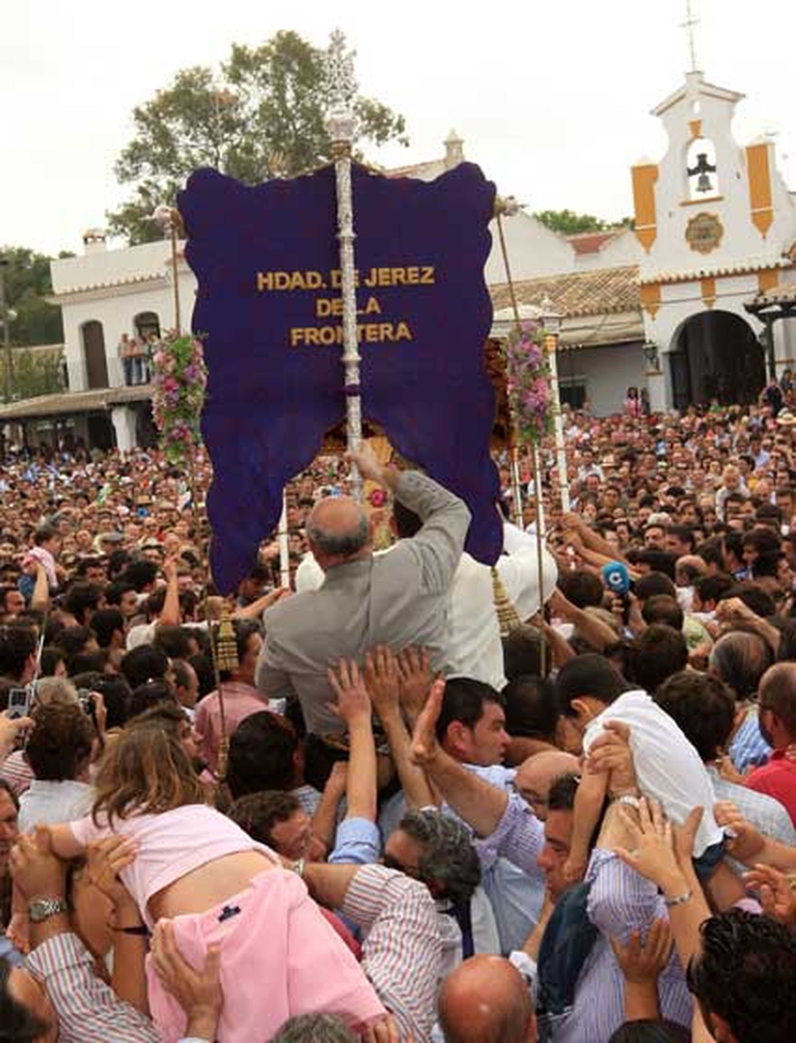 El Simpecado de la Hermandad de Jerez se alza al cielo durante la visita de la Blanca Paloma

Foto: Juan Carlos Toro