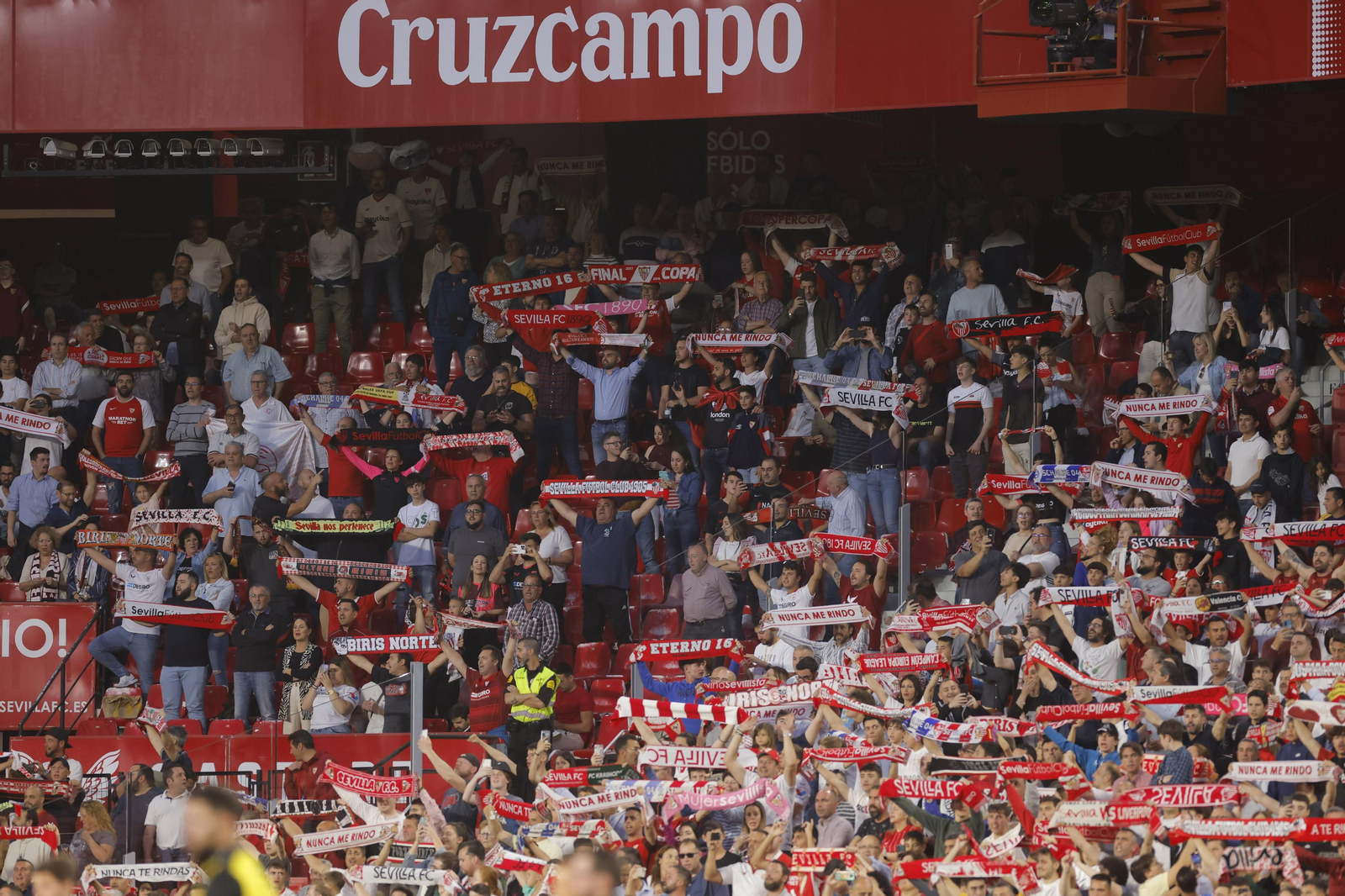 Búscate en las fotos del Sevilla-Celta