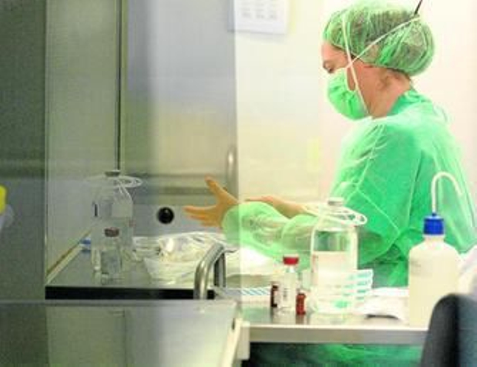Una enfermera, en la sala blanca donde se prepara la nutrición parenteral.