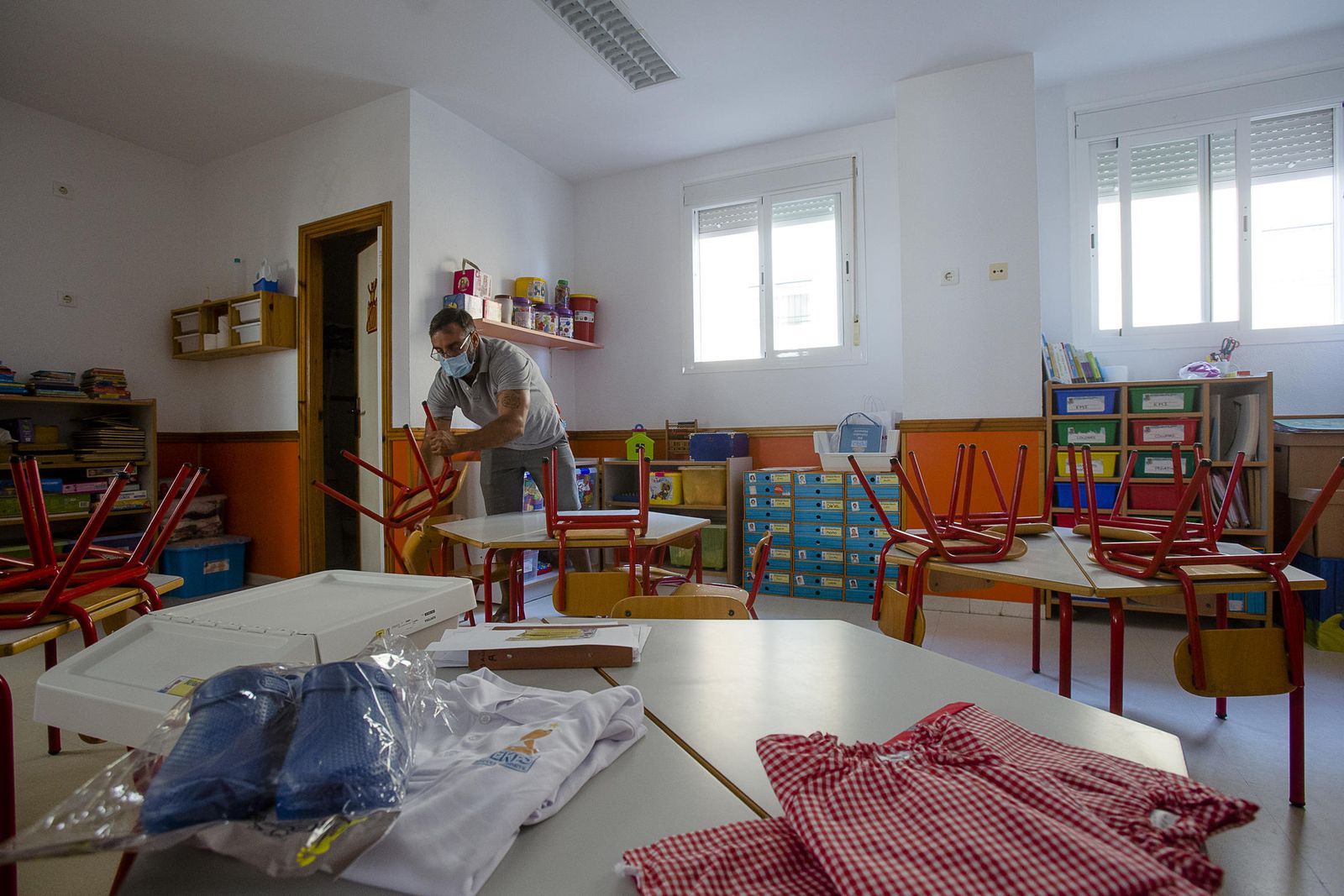 Preparando el aula en una escuela infantil de Cádiz.