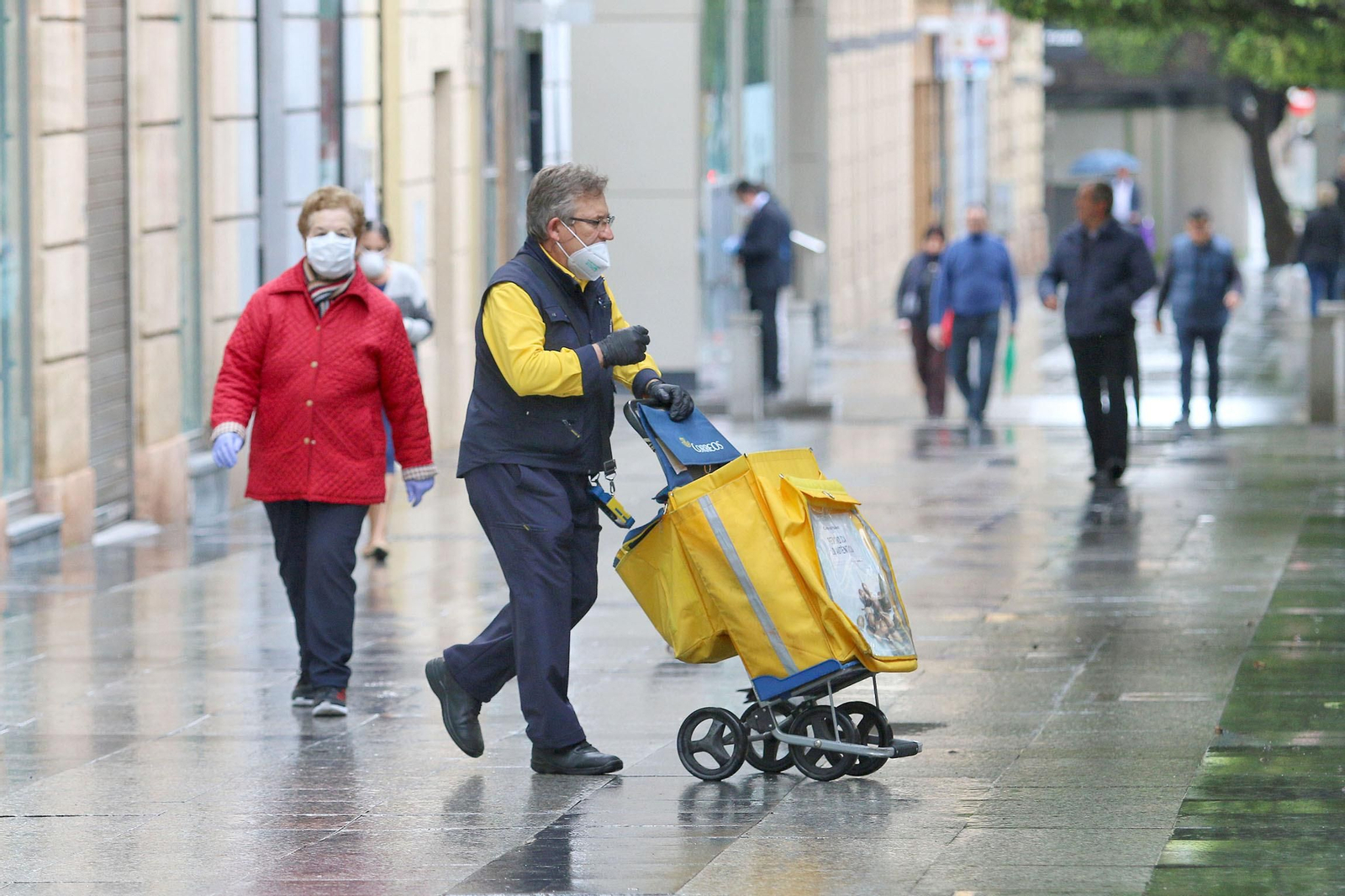Imagen de archivo de ciudadanos con mascarillas en la capital.