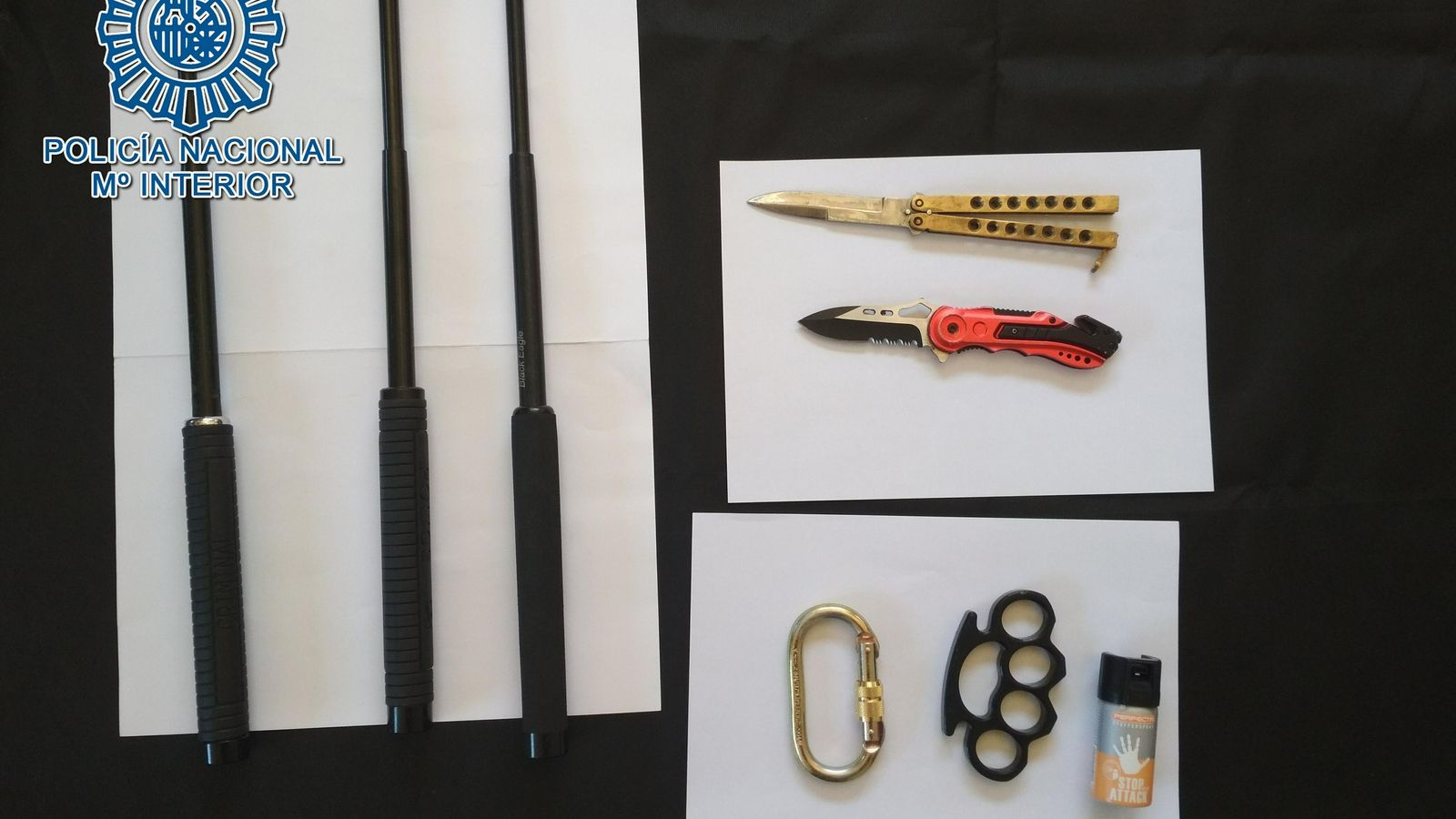 Defensas extensibles y armas blancas.