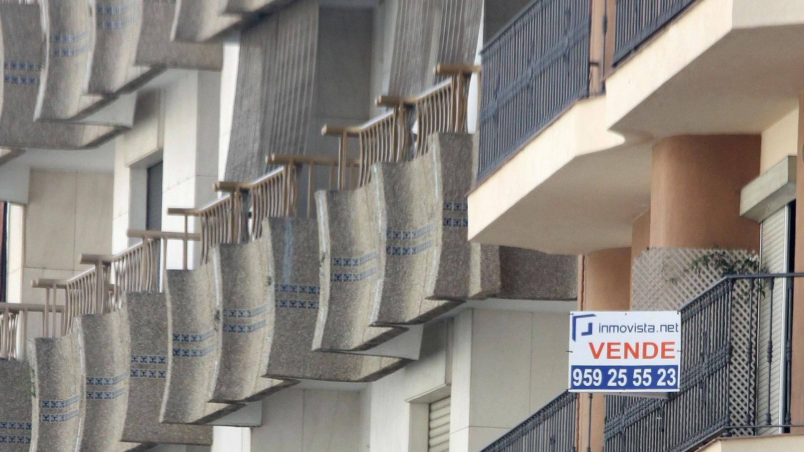 Cartel de pisos en venta en Huelva.