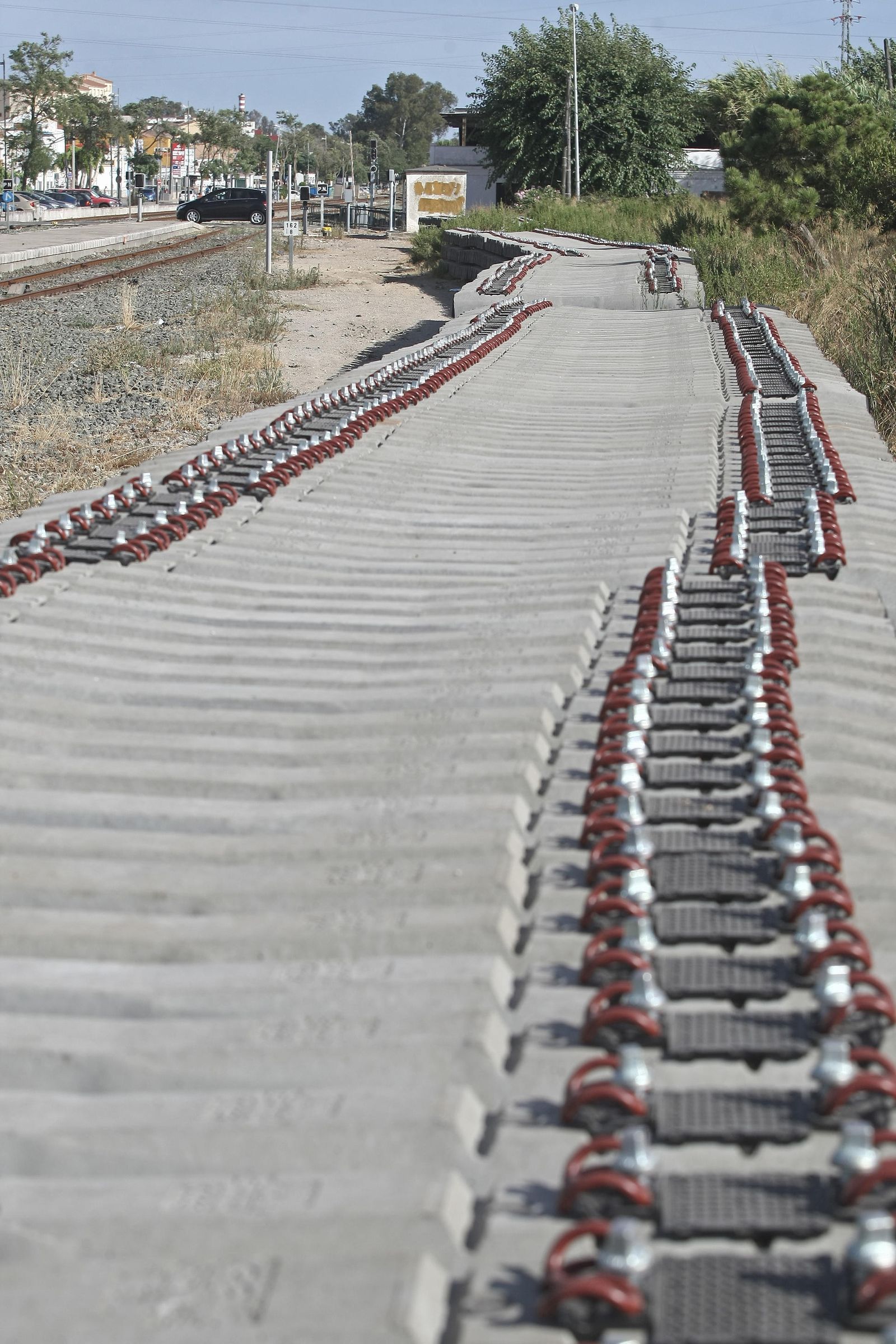 Traviesas dispuestas en una hilera en la Estación de San Roque.