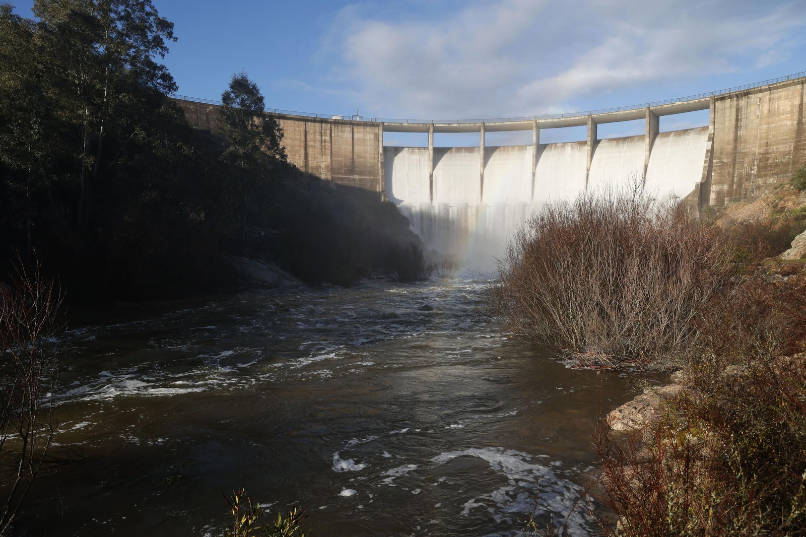 Las imágenes del desborde de la presa del pantano de Melonares