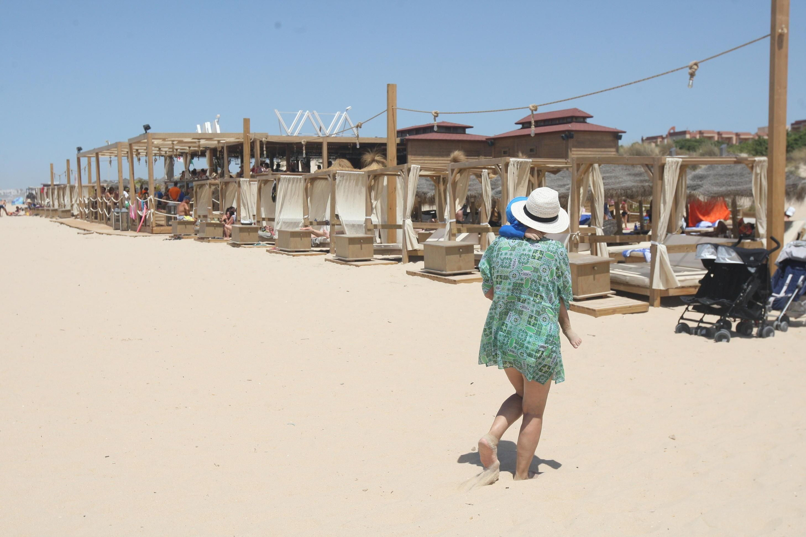 Hamacas y camas balinesas junto a un chiringuito de La Barrosa, en una imagen de pasados veranos.