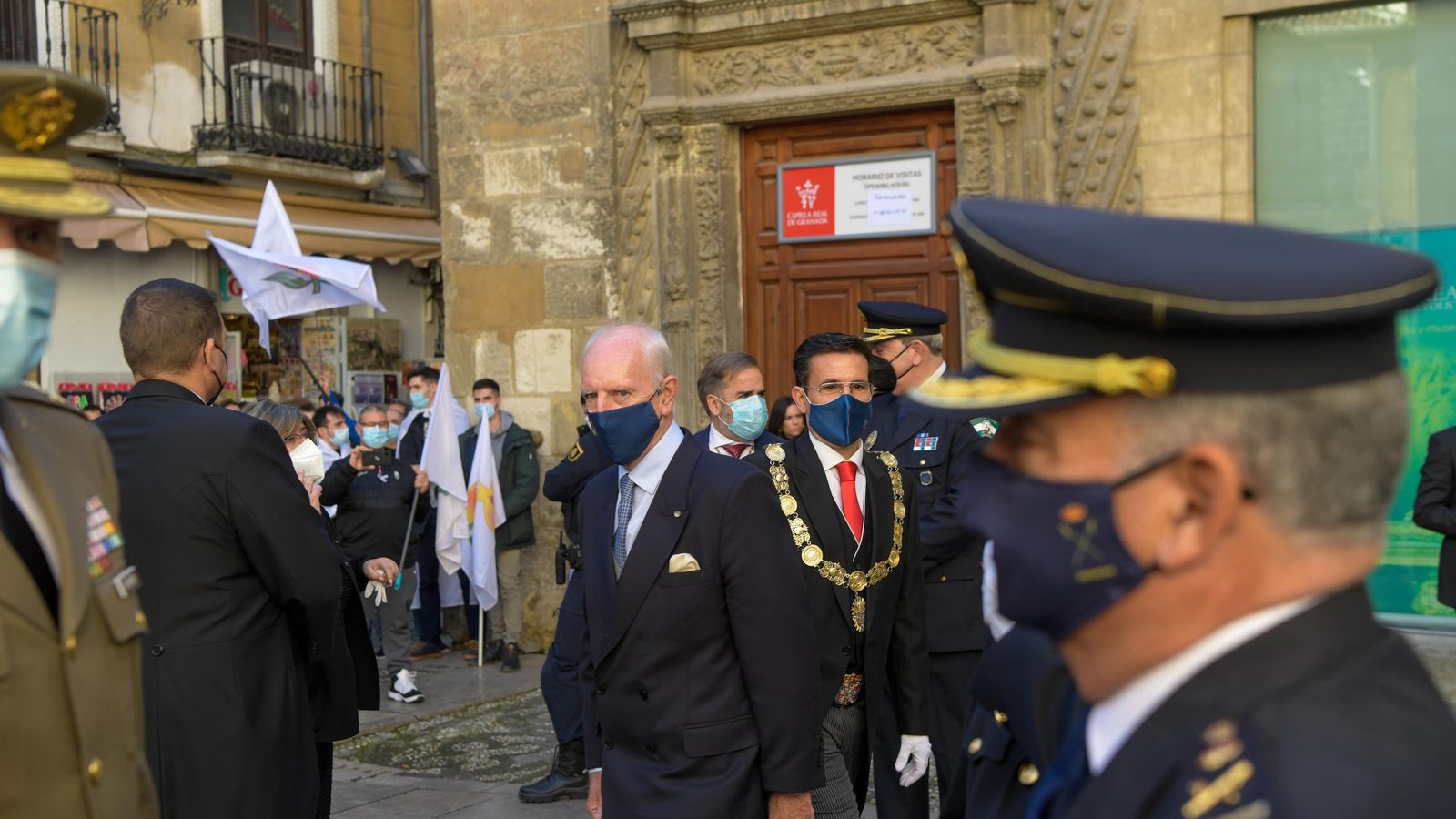 Al final del acto se concentró un grupo con banderas del Reino de Granada