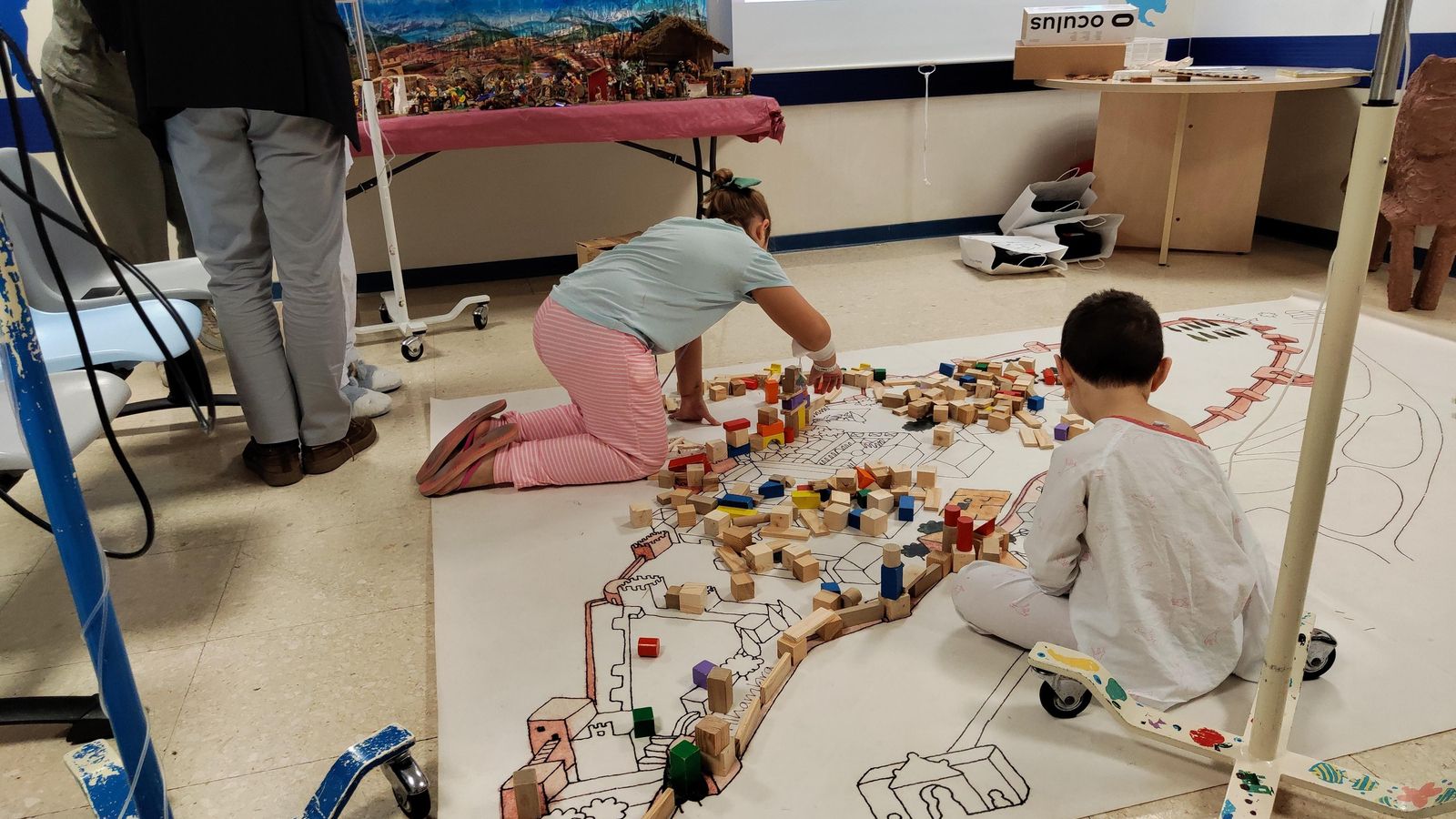 Los niños aprovecharon un mapa gigante de la Alhambra para jugar con piezas de construcción