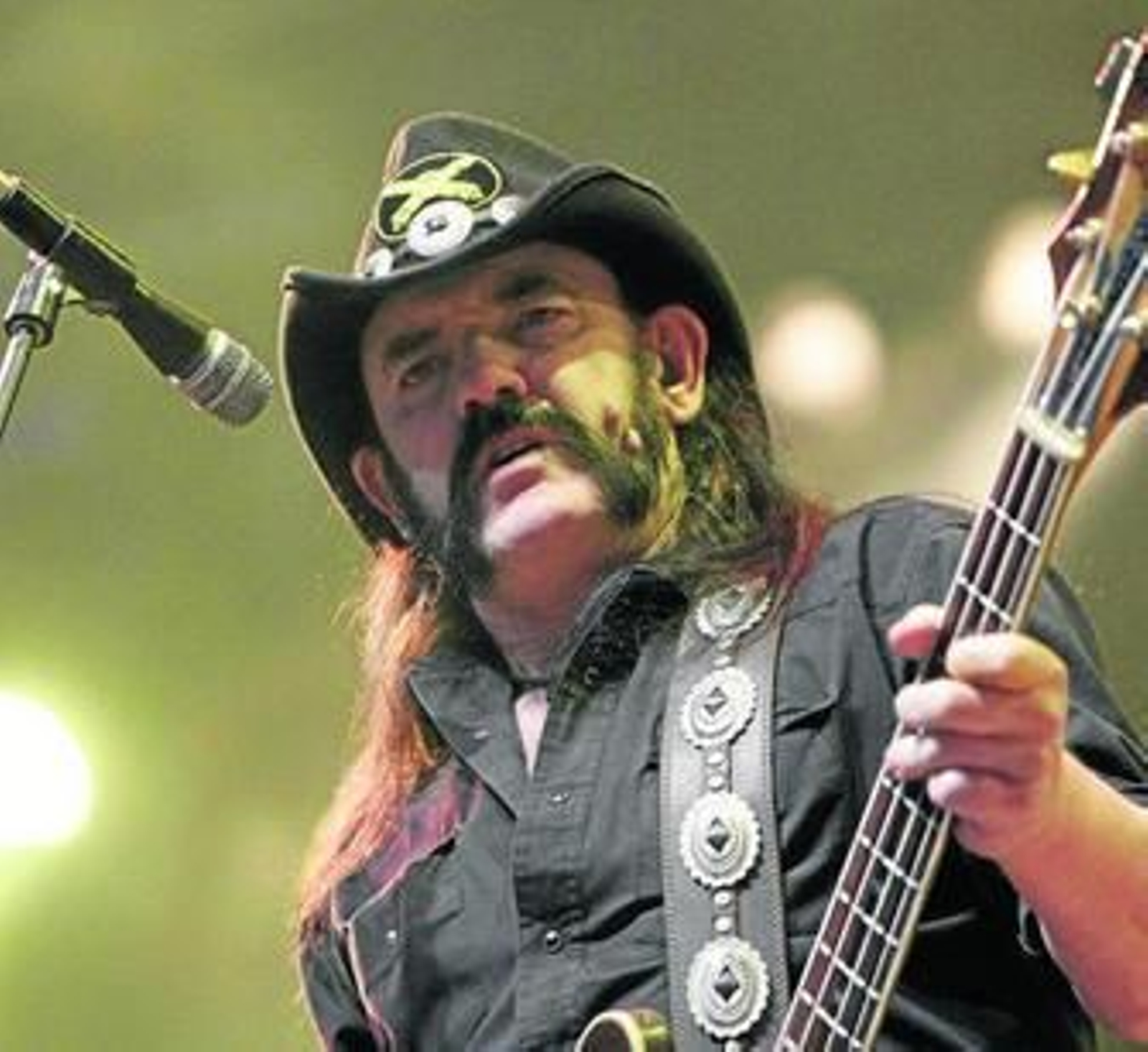 Lemmy Kilmister, cantante de Motörhead, durante un concierto en 2010 en el Paléo Festival de Nyon (Suiza). Lemmy Kilmister, cantante de Motörhead, durante un concierto en 2010 en el Paléo Festival de Nyon (Suiza).