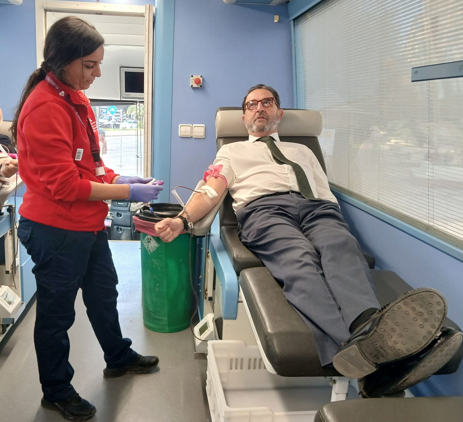 El delegado territorial de Salud y Consumo donando sangre