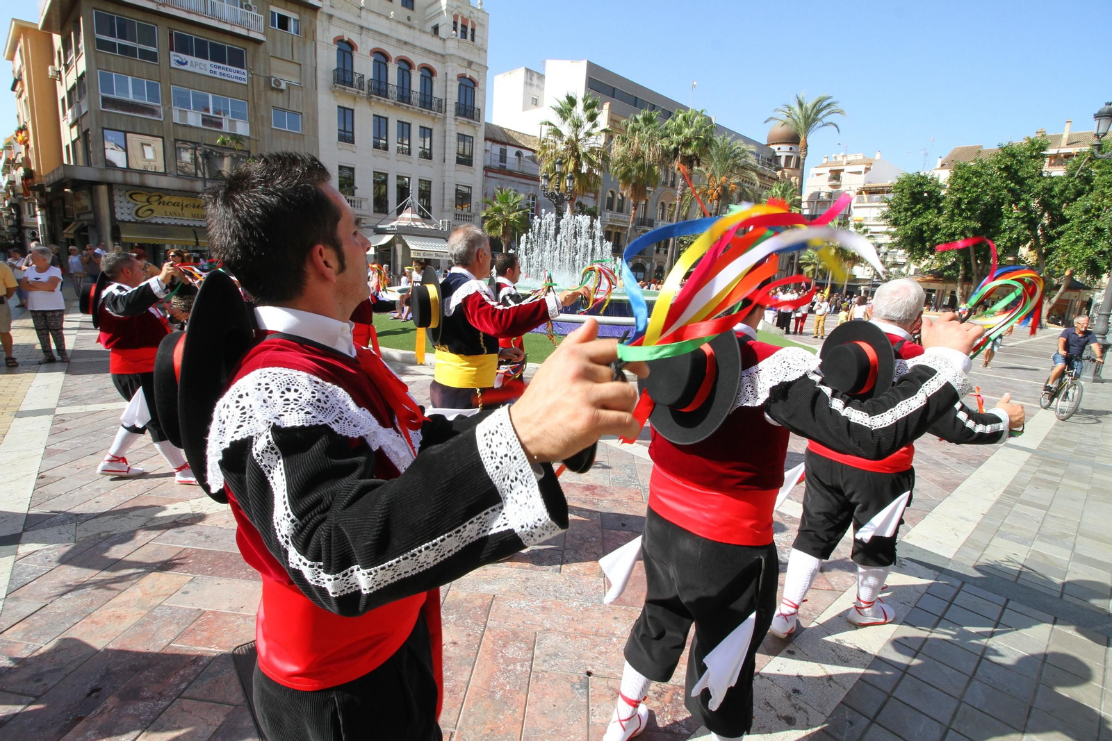 Imágenes del desfile Iberoamericano de bailes.