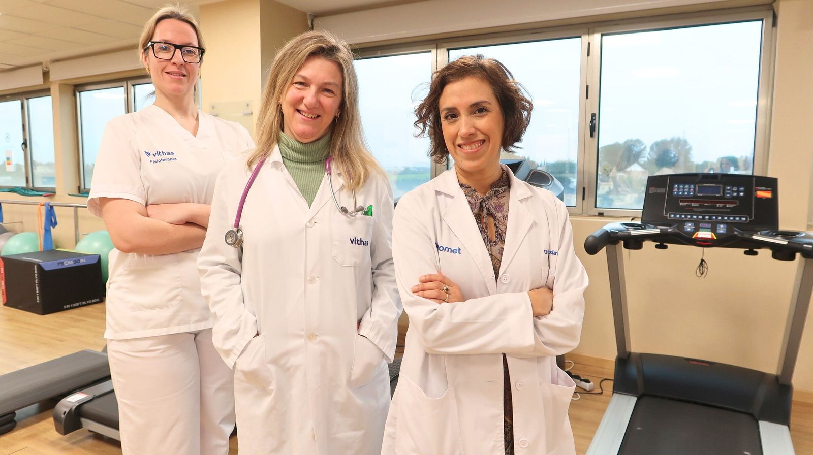 La doctora Rosa María Rodríguez Campins, especialista en Medicina Interna junto con la doctora Julia Eslava y la fisioterapeuta María Castillo.