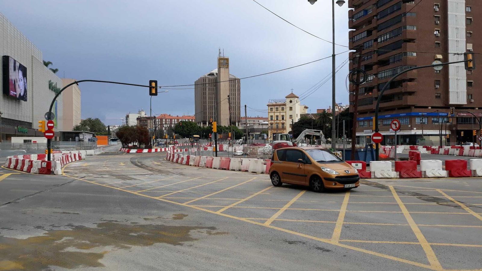 Aspecto de la Avenida de Andalucía tras la reorganización del tráfico realizada este domingo.