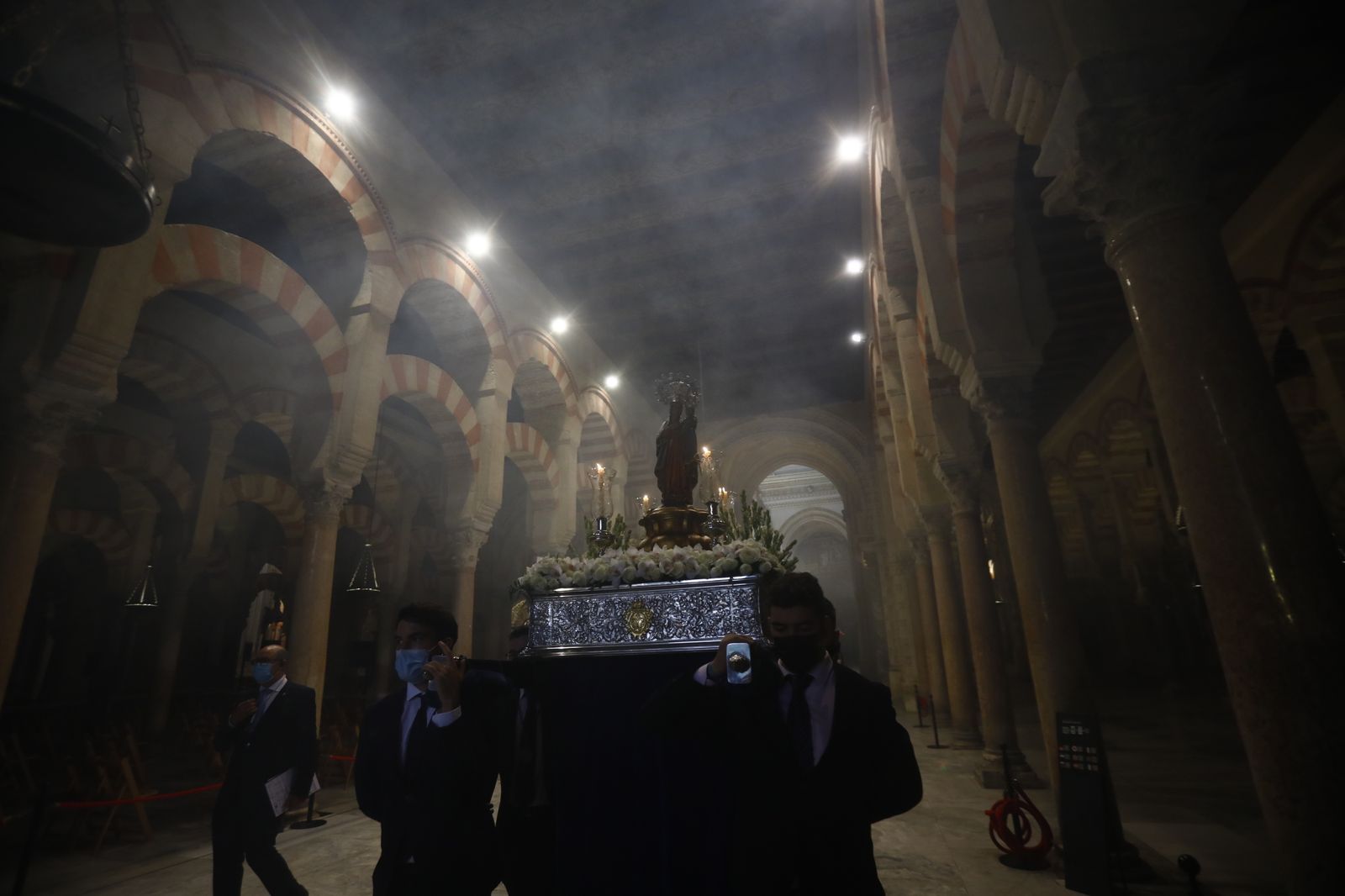 El vía lucis con la Virgen de la Fuensanta en el Patio de los Naranjos, en imágenes