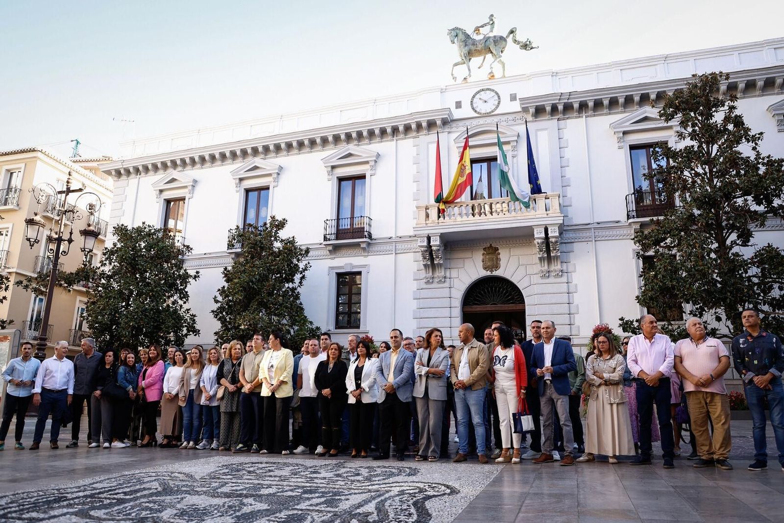 Alcaldes, alcaldesas y portavoces socialistas a las puertas del Ayuntamiento de Granada