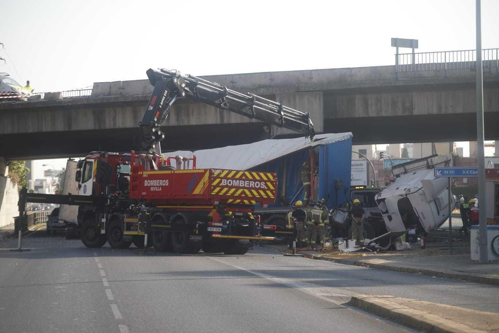 Las imágenes del camión accidentado en Montes Sierra