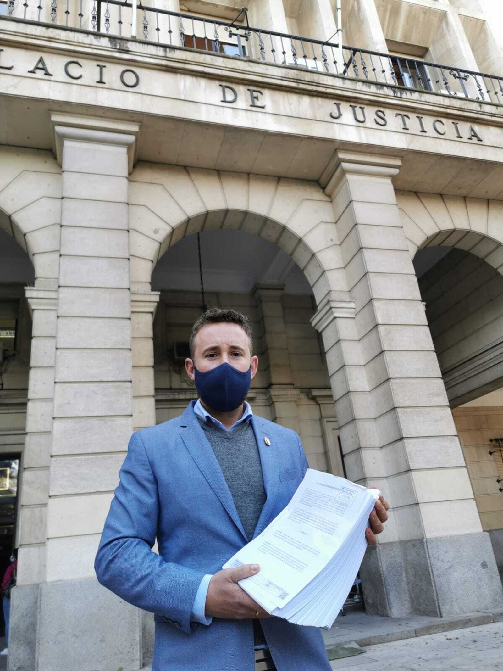 El alcalde de El Coronil, José López Ocaña, tras interponer la denuncia.