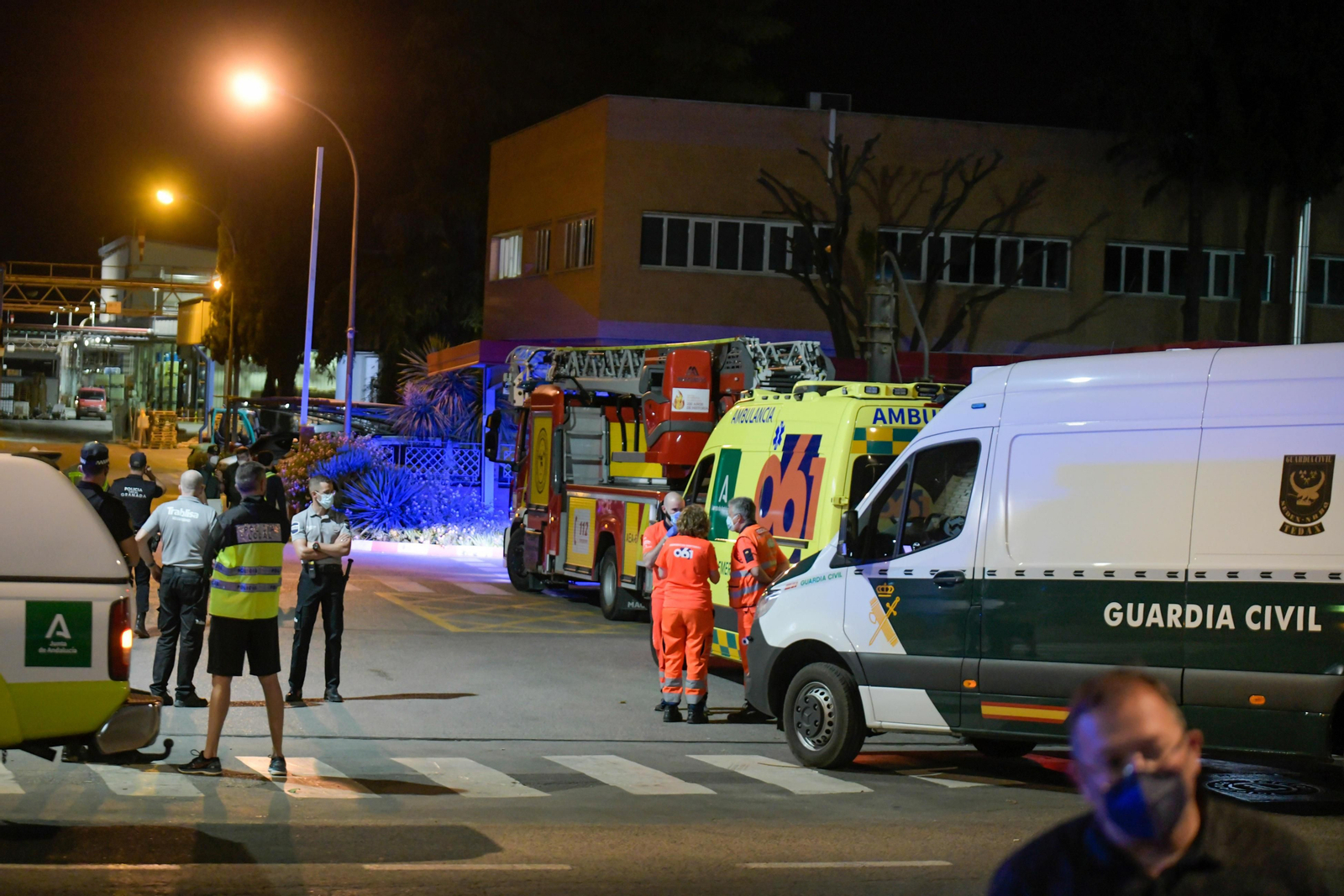 La deflagración registrada en una fábrica de perfumes de Armilla, en imágenes