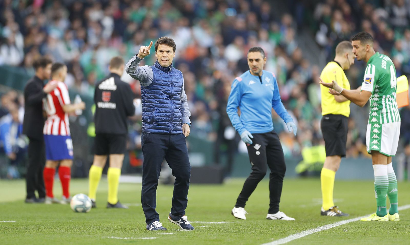 Rubi realiza un gesto desde el área técnica.
