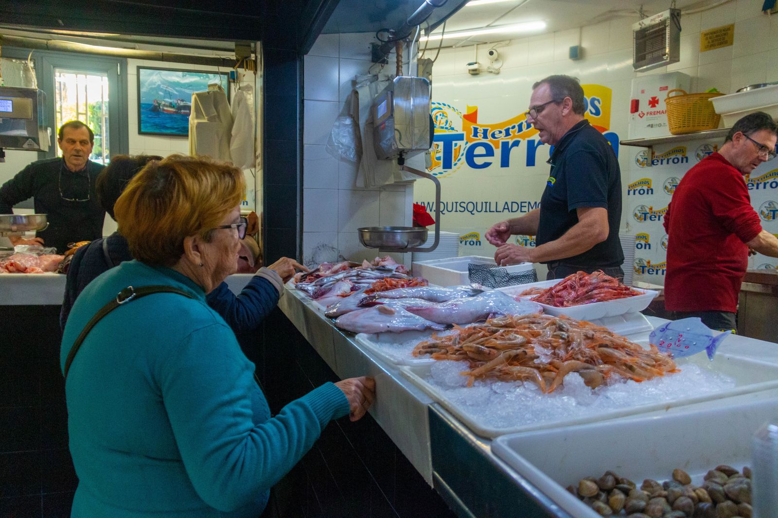 Quisquillas, cordero y turrón: las tiendas de la provincia se llenan de gente con las compras de última hora