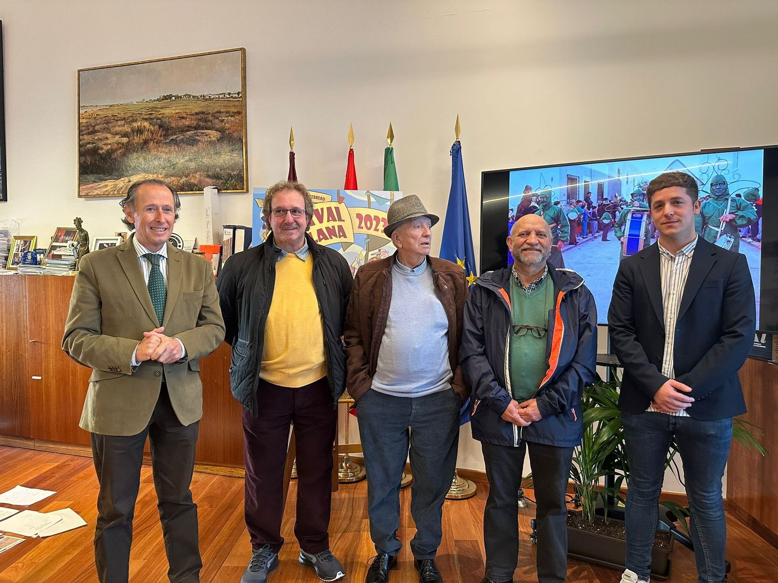 El alcalde y el delegado de Fiestas, junto a la Charanga de los Jartibles.