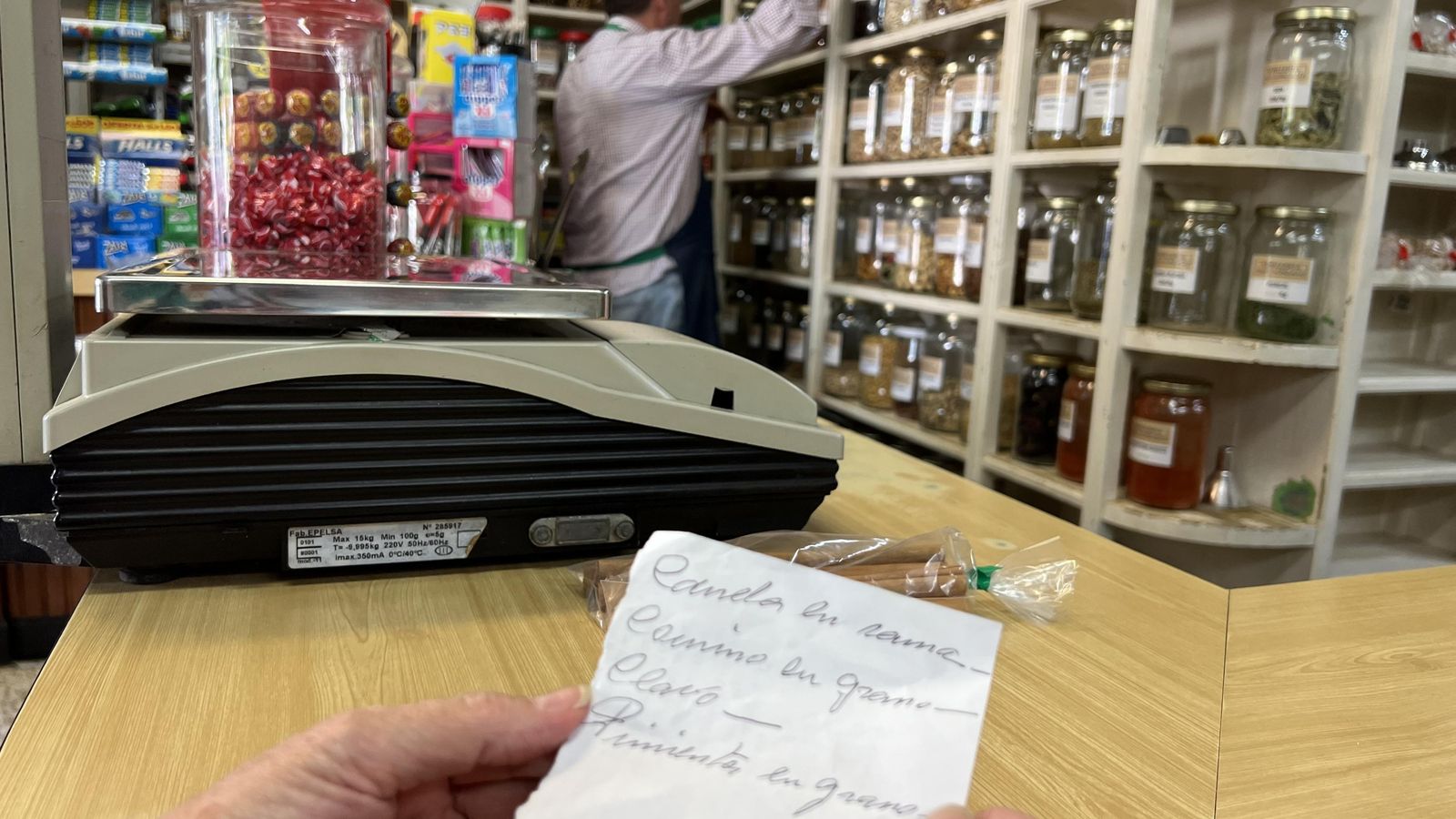 Andrés atendiendo a una clienta en la semillería