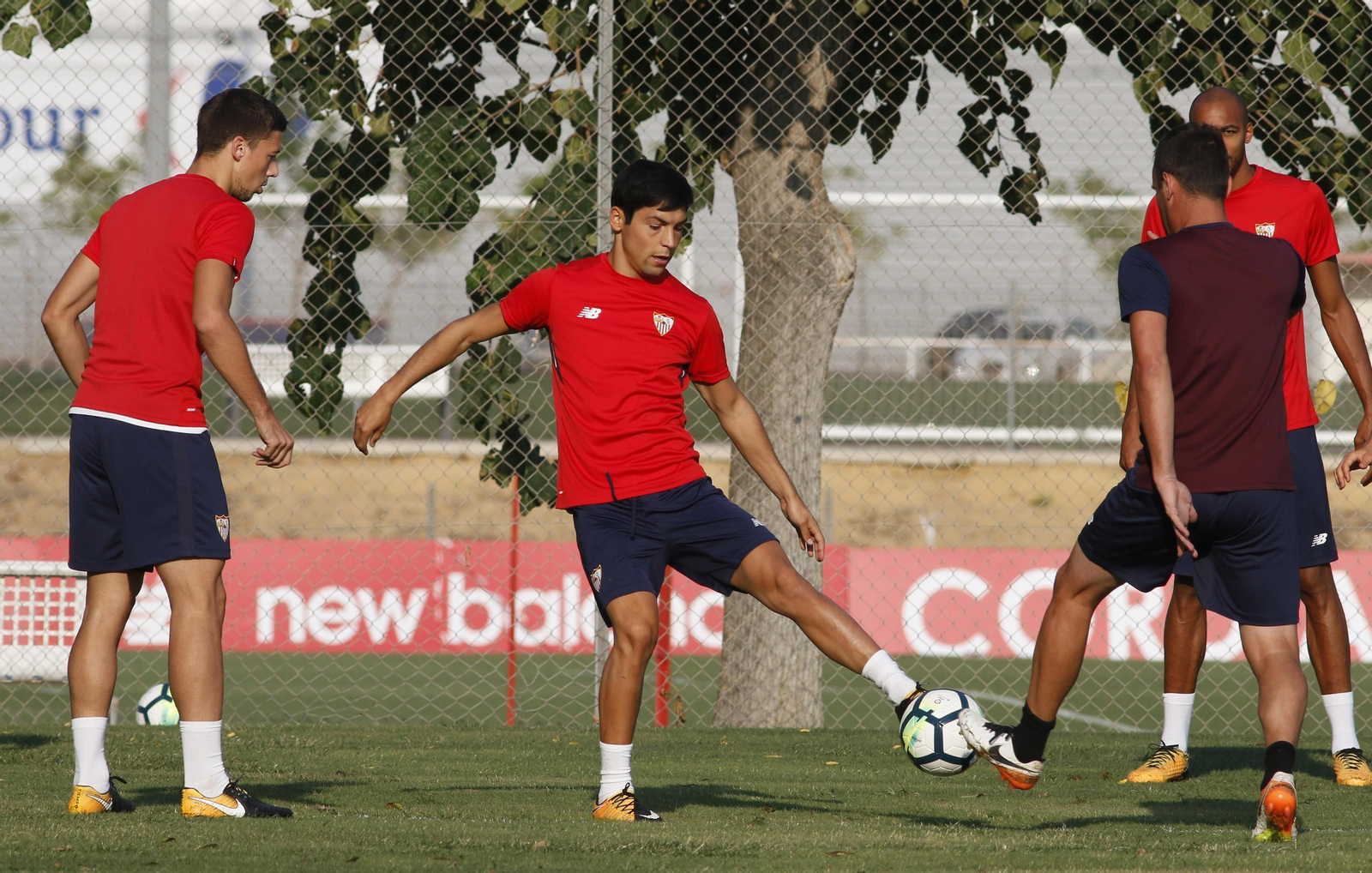Borja Lasso, entre Lenglet y N'Zonzi.