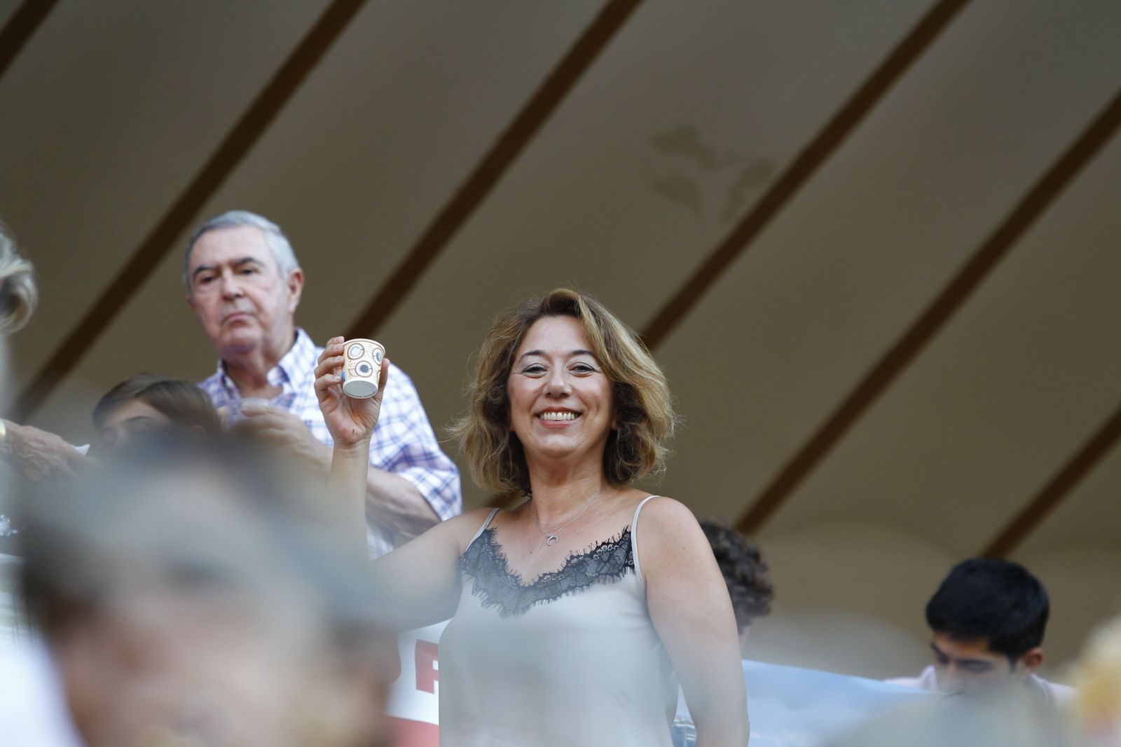Imágenes del 'ambiente' en la corrida de toros de la Feria de Almería, con los diestros Morante de la Puebla, El Juli y Tomás Rufo