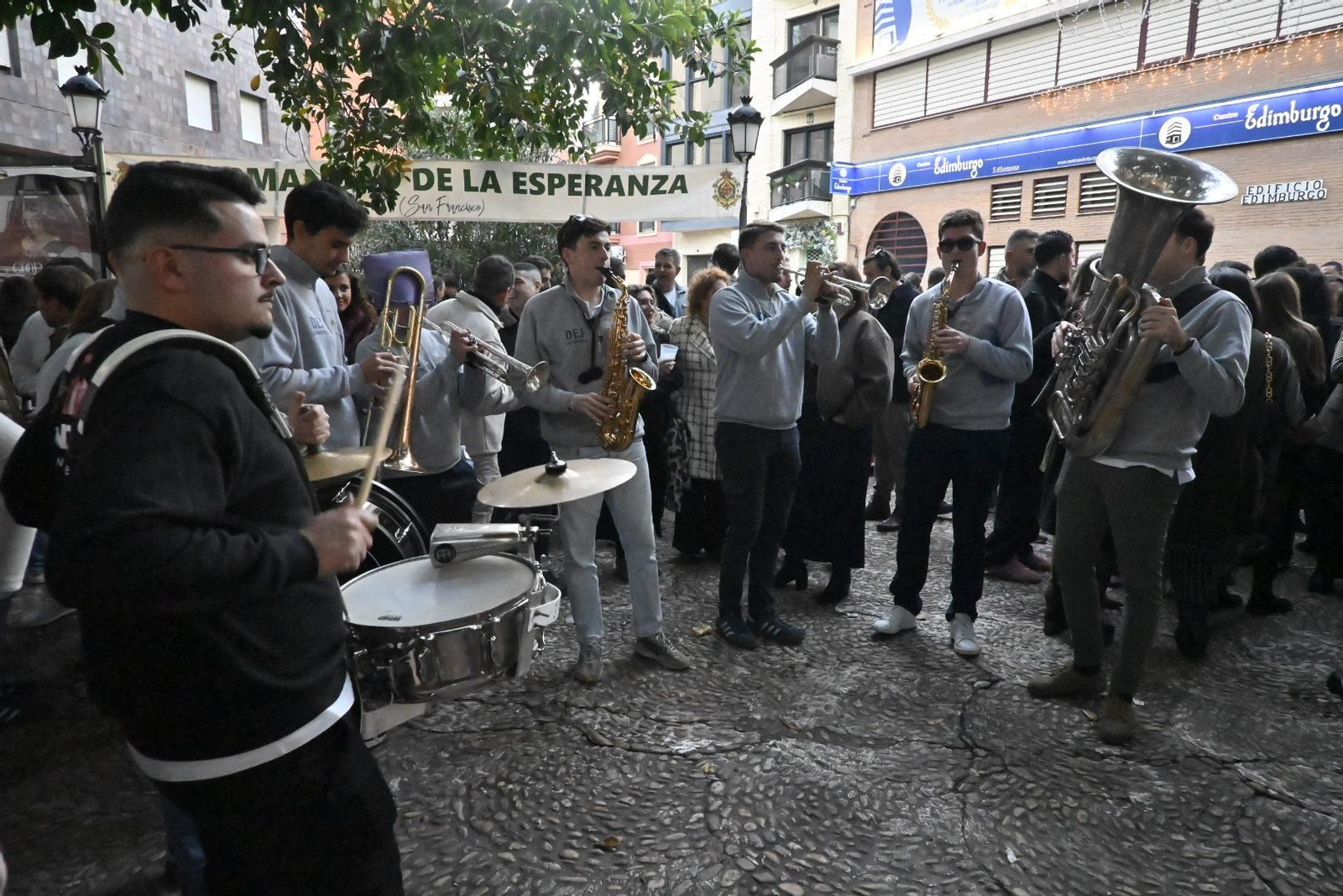 Las imágenes de la Zambomba de la Hermandad de la Esperanza en la Plaza Niña
