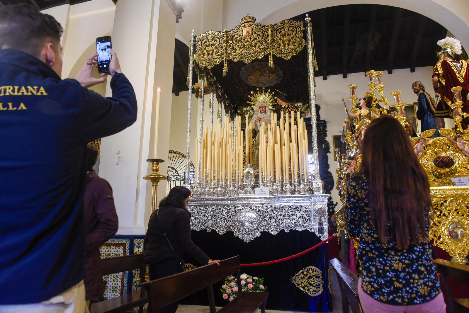 Fotografías de la Virgen del Dulce Nombre en su paso vestida como hace 100 años
