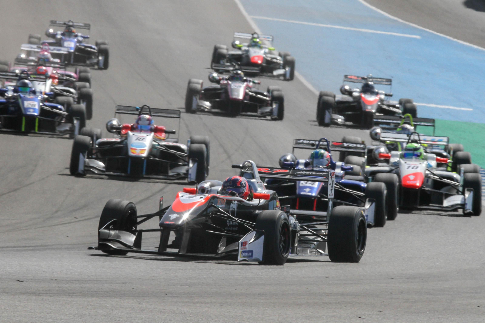 Los bólidos de la EuroFormula Open, al llegar a la primera curva tras la salida.