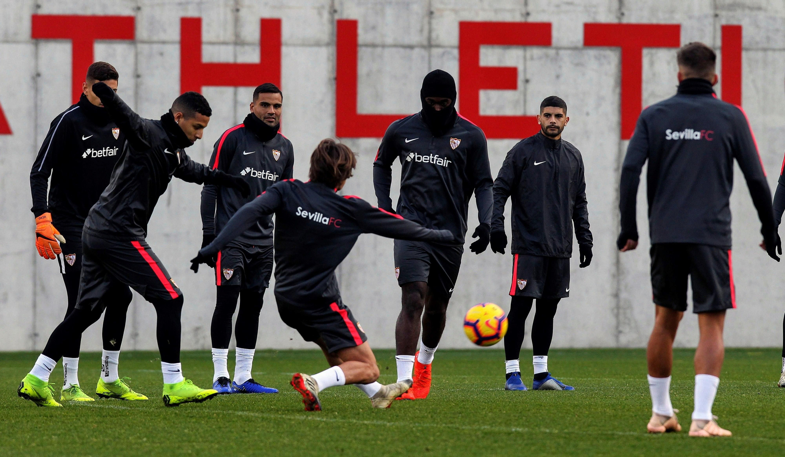 La plantilla del Sevilla, en el entrenamiento de ayer en Lezama.