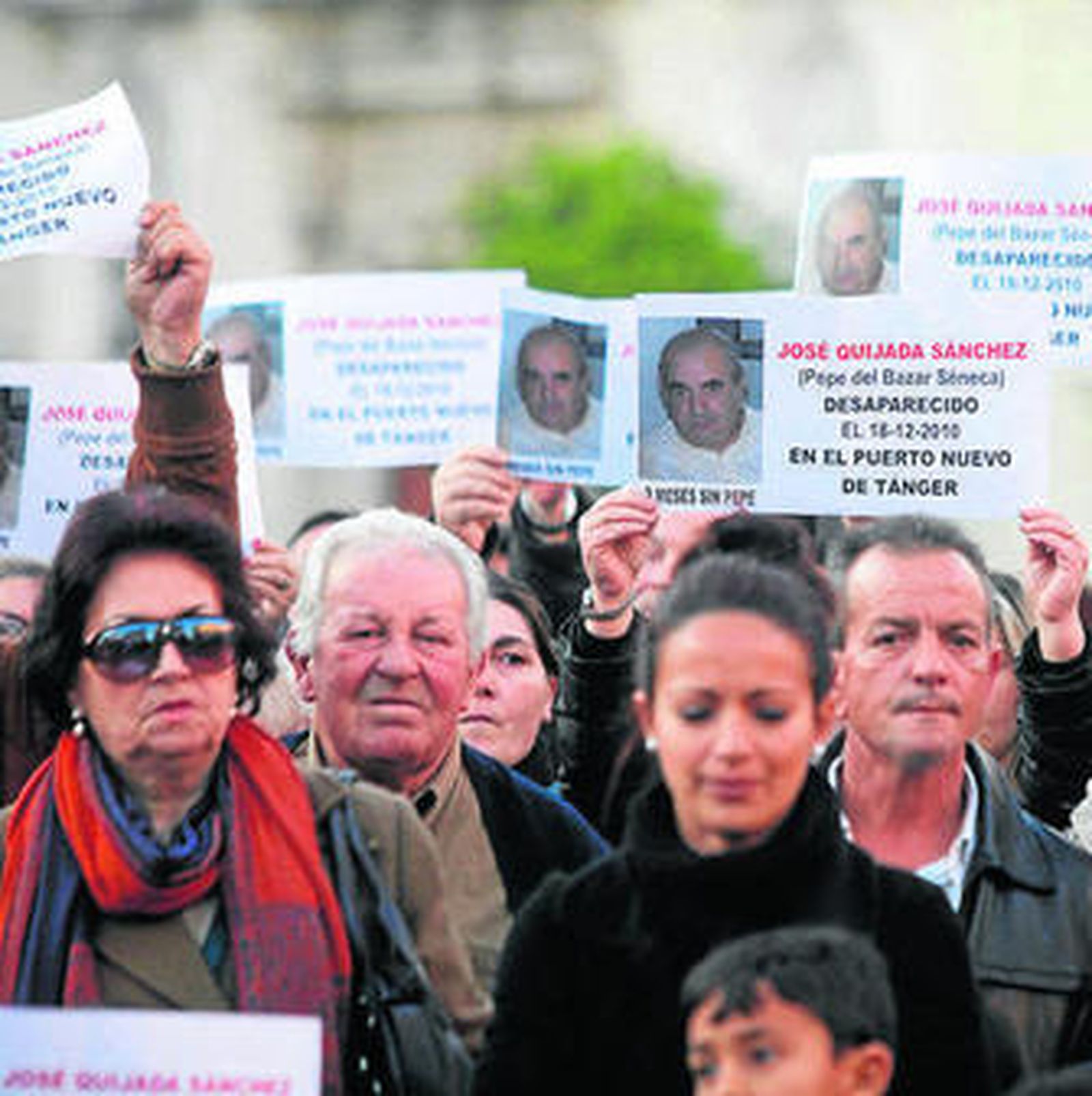 Familiares y conocidos de Quijada se concentran en San Antonio.