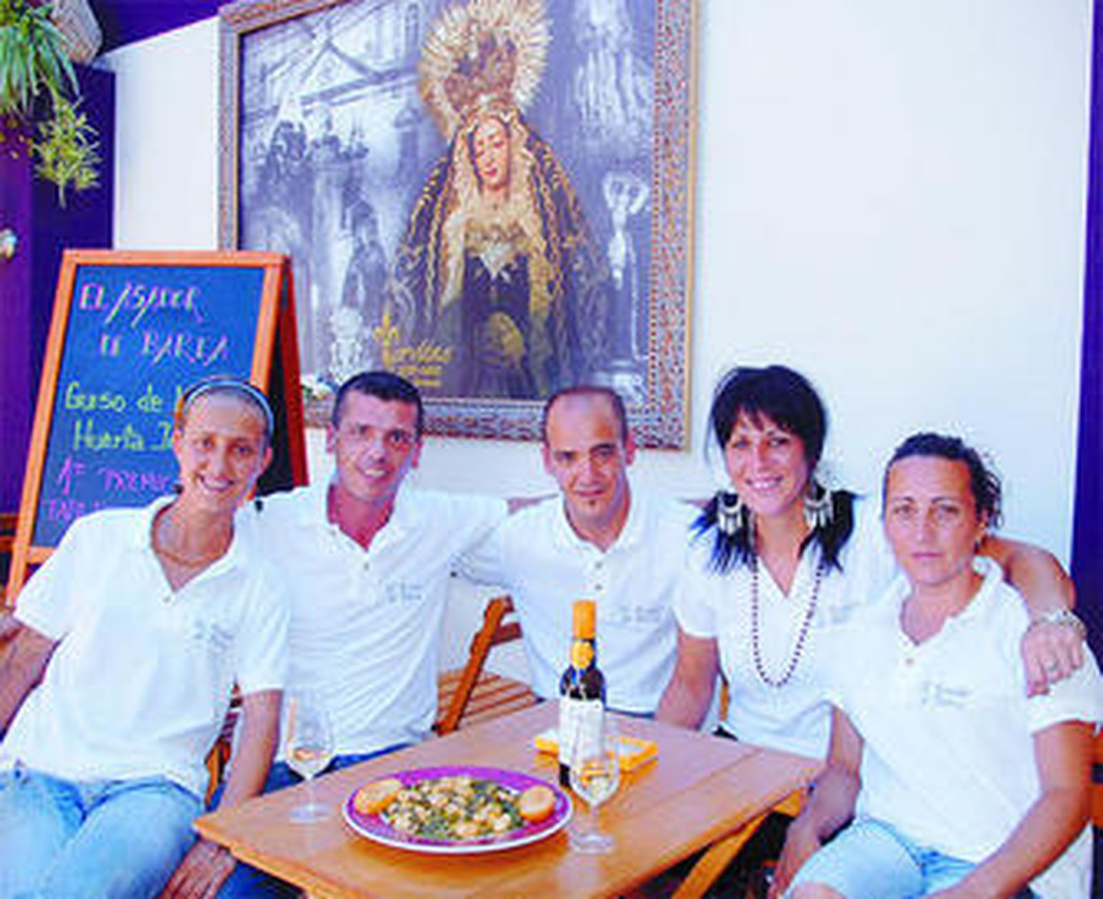 1. Un momento del espectáculo 'Andalucía cabalga'. 2. Primer premio del concurso de gastronomía, el guiso de la 'Huerta Josefina', de los Servitas. 3. Antonio Pineda, de Piorsa, recoge el premio de manos del alcalde.