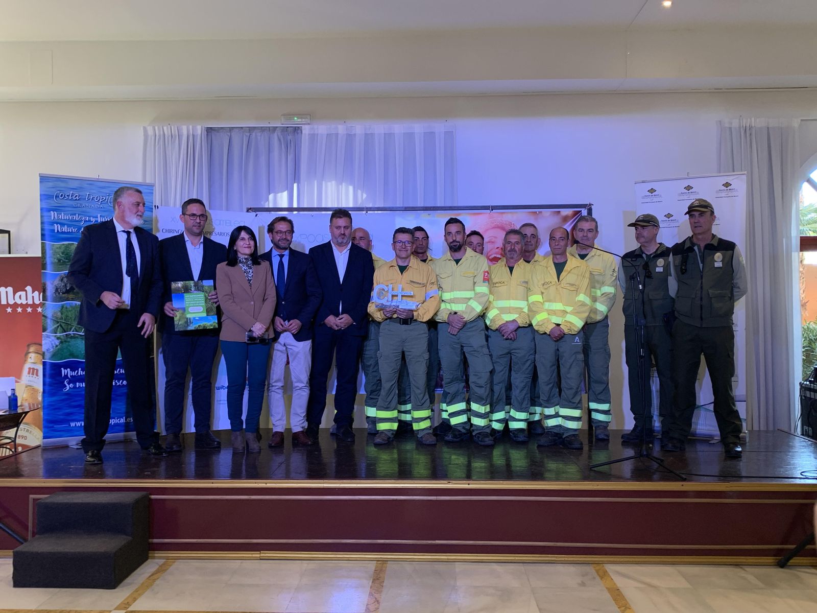 Los chiringuitos de la Costa reconocen el trabajo del Infoca en el incendio de Los Guájares