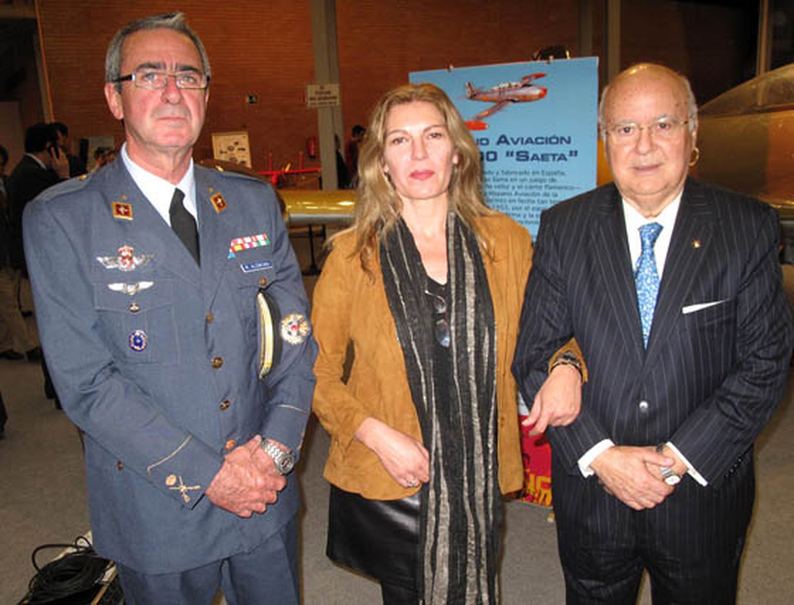 El general de brigada Juan Carlos Muñoz Alcántara, adjunto a la dirección de Enseñanza del Ministerio de Defensa; la pintora Reyes de la Lastra y el escritor y periodista Nicolás Salas.

Foto: Victoria Ramírez