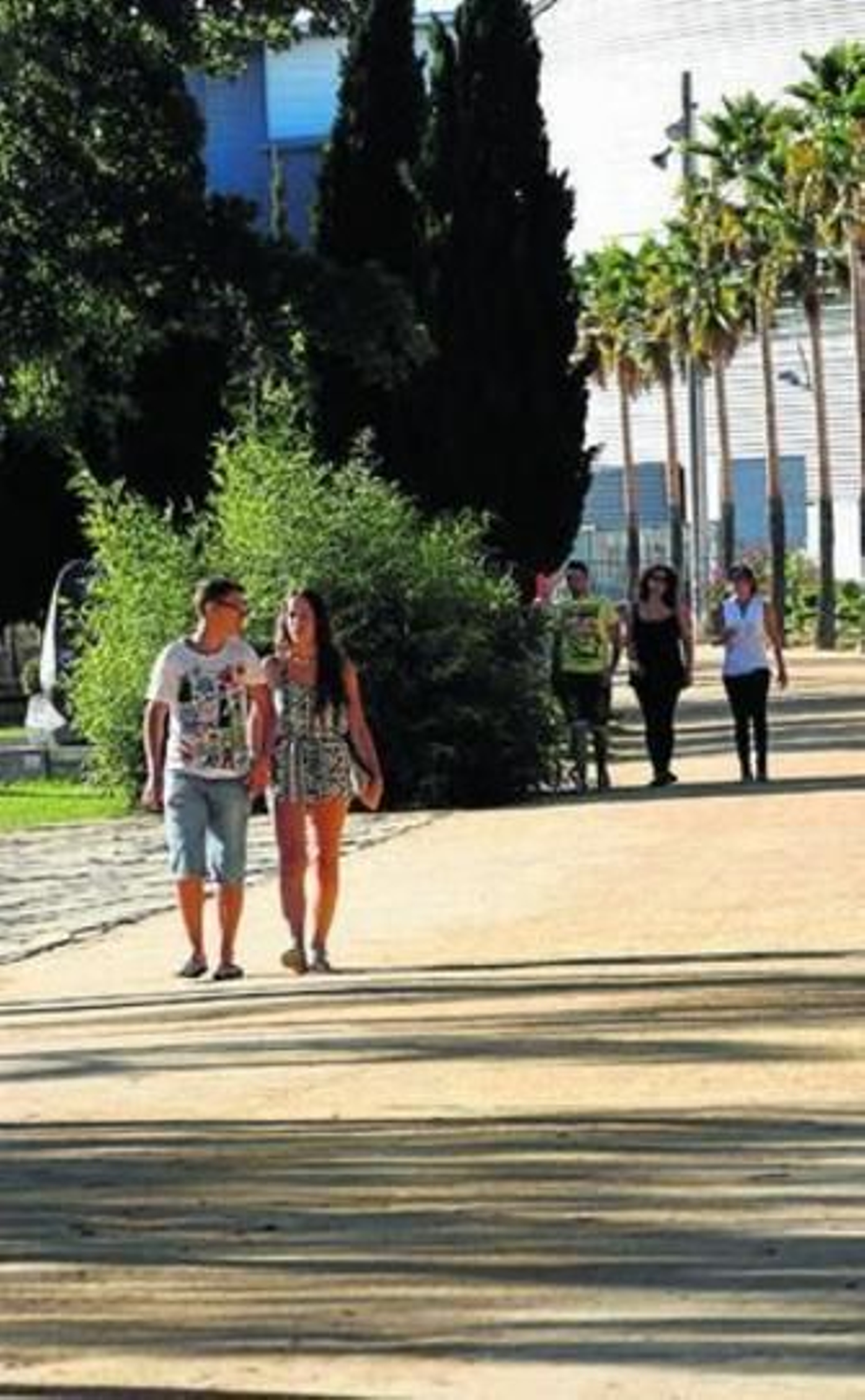 Un grupo de jóvenes pasea por el Parque Zafra.