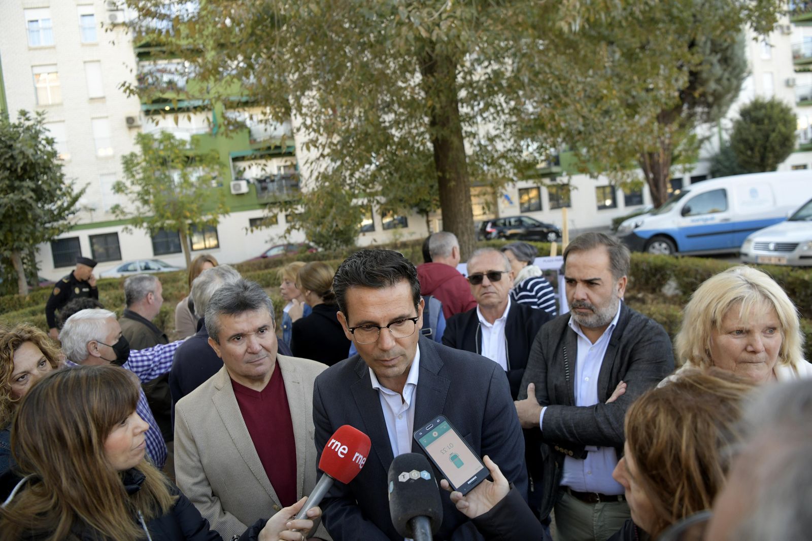 El alcalde de Granada, Francisco Cuenca, atiende a los medios de comunicación en una imagen de archivo