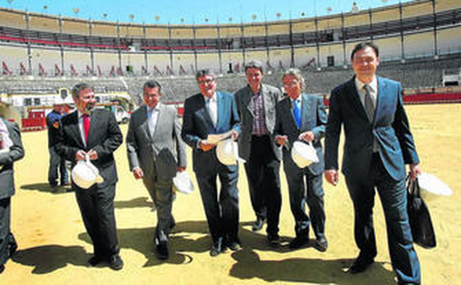 Un momento de la visita que varios miembros de la Junta de Andalucía y de la Corporación municipal realizaron a las obras en junio del año 2010.