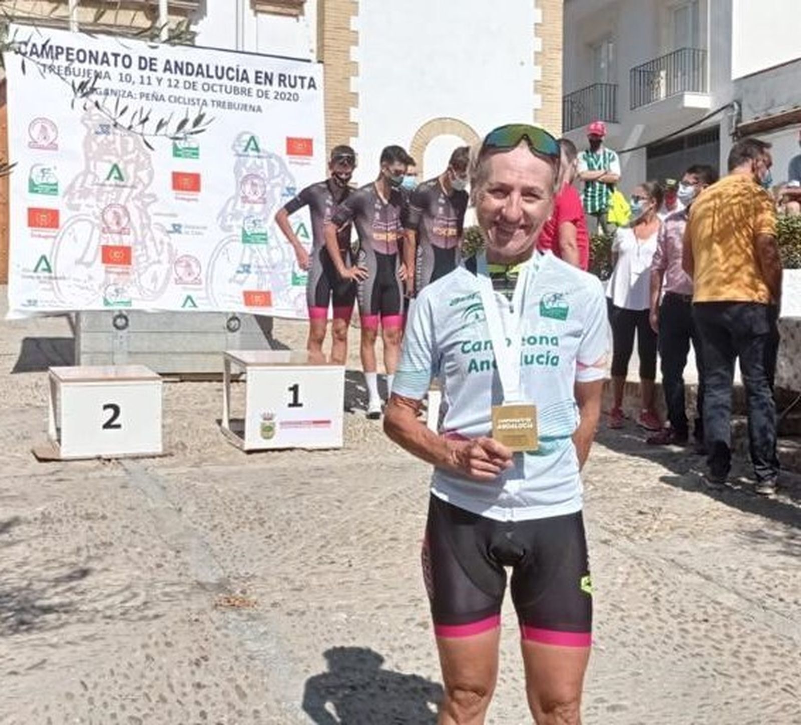 Toñi Luna posa con la medalla conquistada en Trebujena.