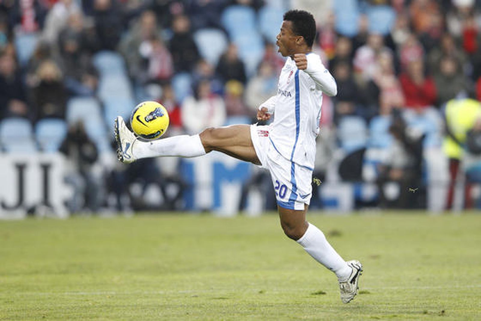 Uche 'pincha' un balón. / LOF