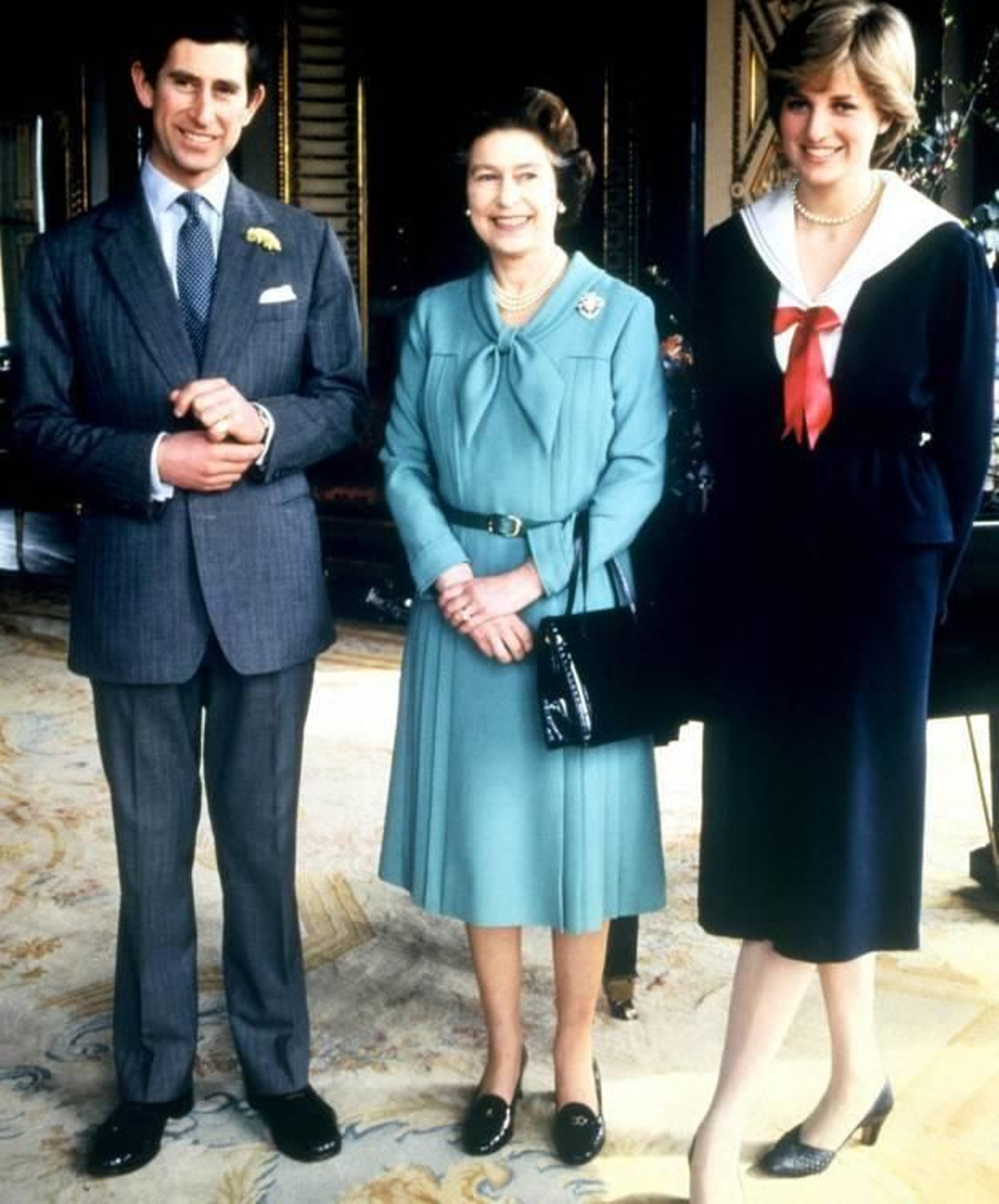 De i. a dcha. el príncipe Carlos, la reina Isabel II y Lady Di al poco de anunciarse el compromiso de la pareja.