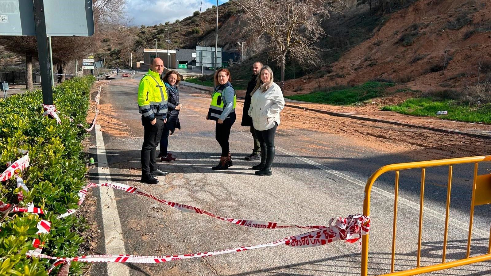 La coordinadora provincial de Izquierda Unida y diputada, Mari Carmen Pérez, observa los daños del temporal en Iznalloz