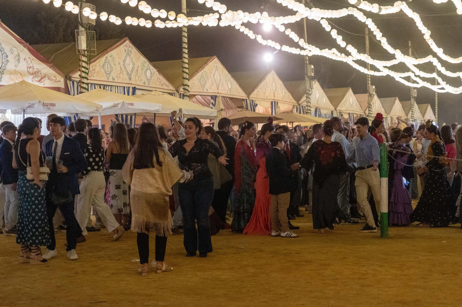 Imágenes del ambiente del ambiente de la noche del domingo en la Feria de Otoño y del Caballo 2025 de Huelva