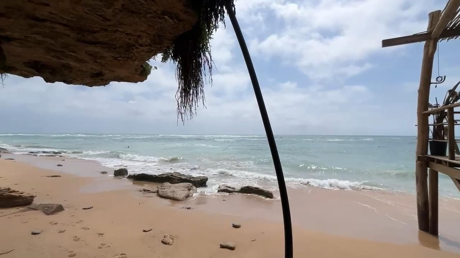 Estado actual que presenta el chiringuito de la playa de El Pirata tras el temporal.