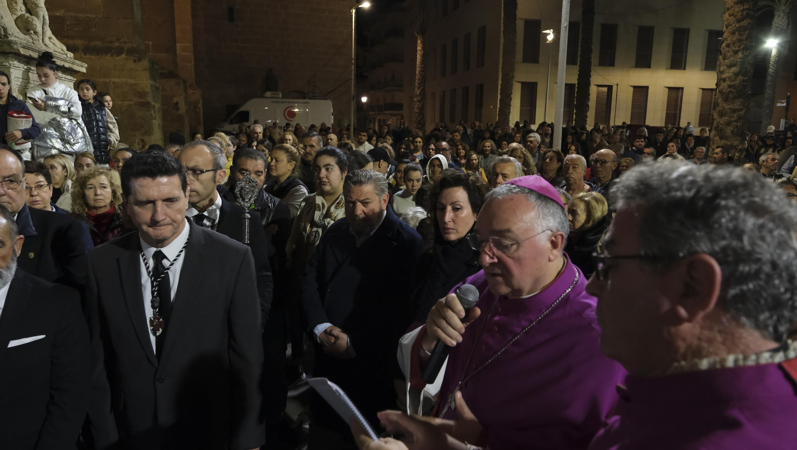 Procesión del Vía Crucis-Cristo de la Escucha en Almería, en imágenes