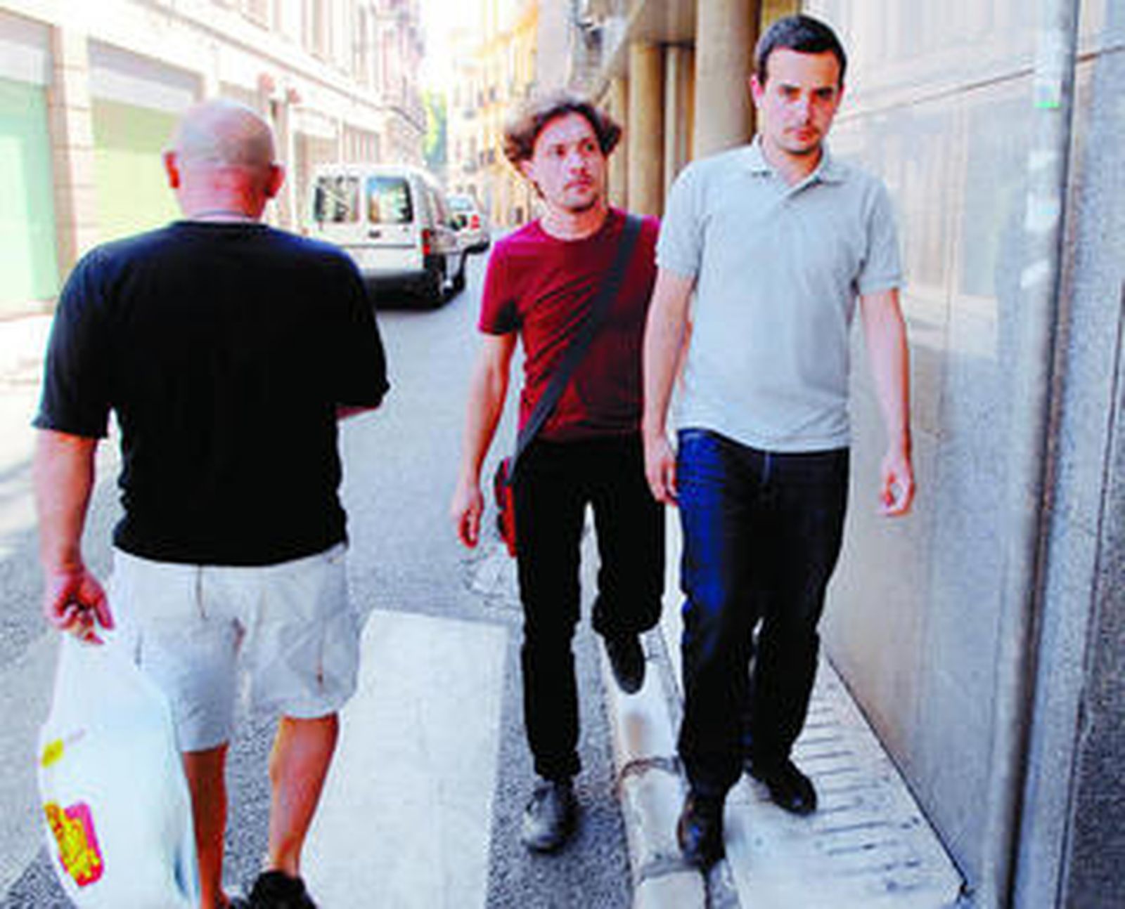 Pablo Barco y Felipe Bollaín caminan por la calle Murillo, donde el acerado es minúsculo.